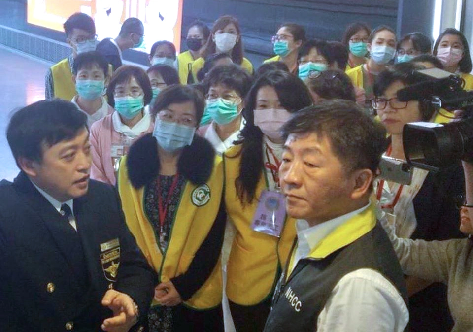 自中國大陸發生COVID-19(武漢肺炎)疫情以來，入境民眾皆會配合領取居家檢疫通知書進行相關防治措施，陳時中指揮官特別前往桃園機場第一航廈，除了慰問現場執勤的工作人員外，也帶領部立醫院及護理志工35位前往支援，期望能紓緩第一線檢疫人員負擔。