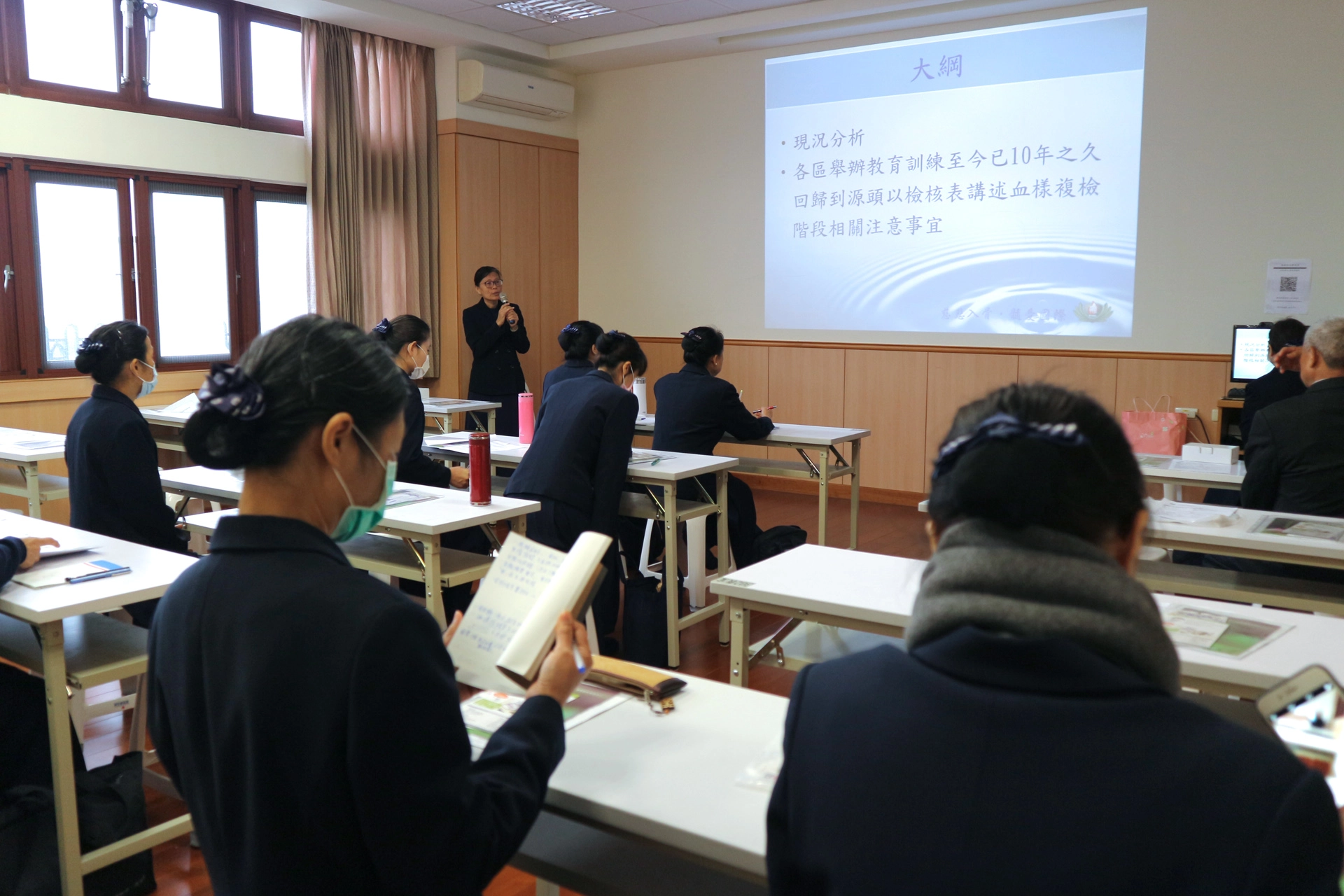 慈濟骨髓幹細胞中心蘇蕙鈺組長表示，慈濟骨髓幹細胞中心自2015年每年開啟志工教育訓練課程，透過教育訓練建立一致化、標準的作業規範，除了讓志工溫故知新，也安排專業講座，提升專業知能。