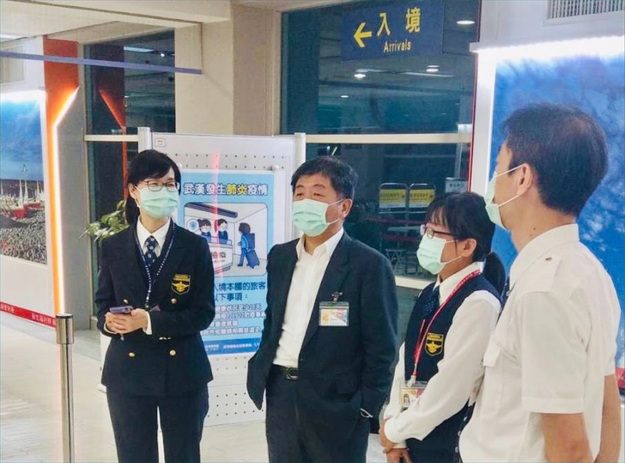 經醫師判斷無須住院之民眾，將請其返家自主健康管理，於接獲通知檢驗結果前，須留在家中，不可外出，同時於發病後14日內落實自主健康管理應注意事項。