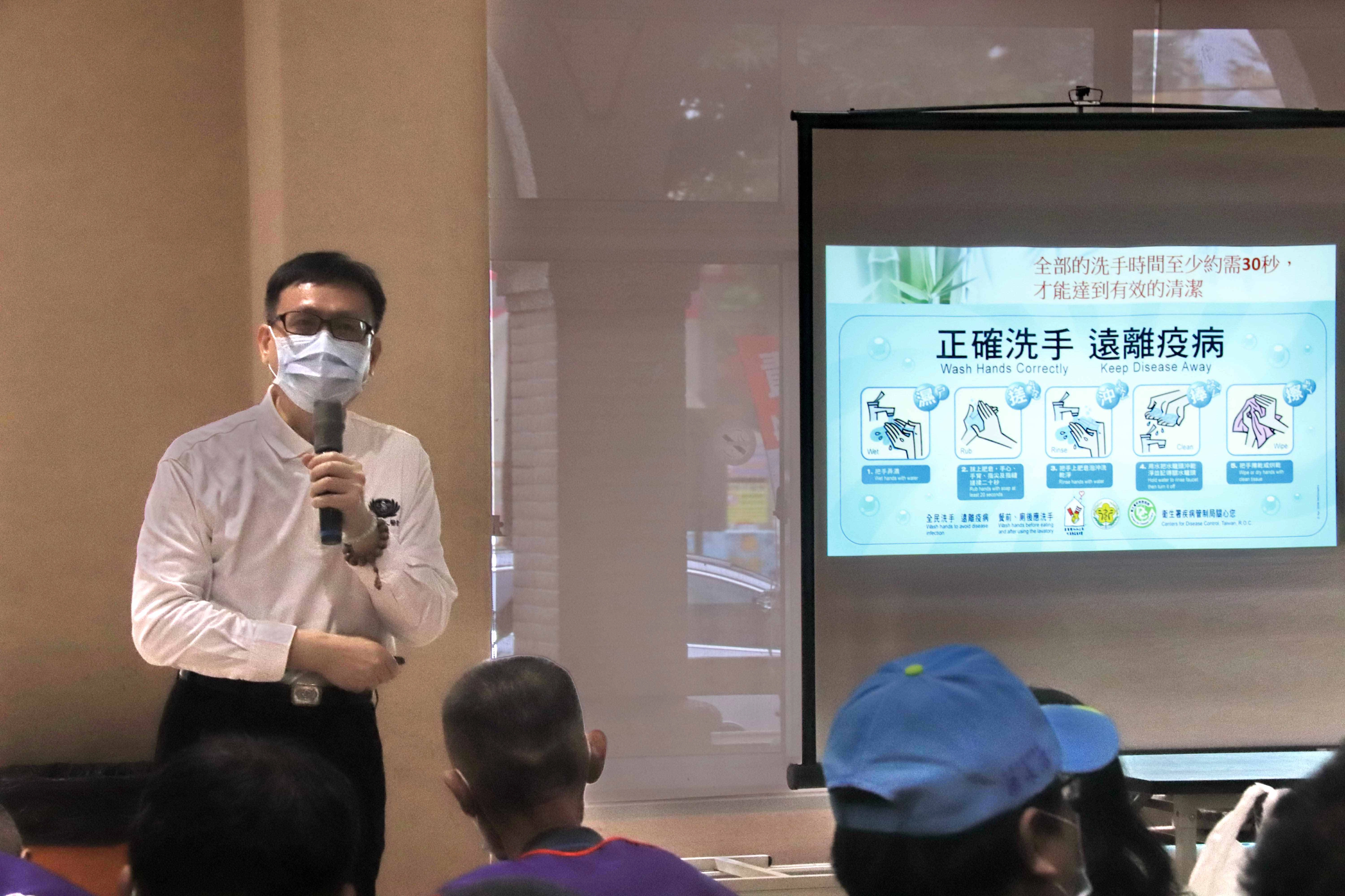 慈濟人醫會唐龍文醫師為街友進行防疫宣導，提醒勤洗手。