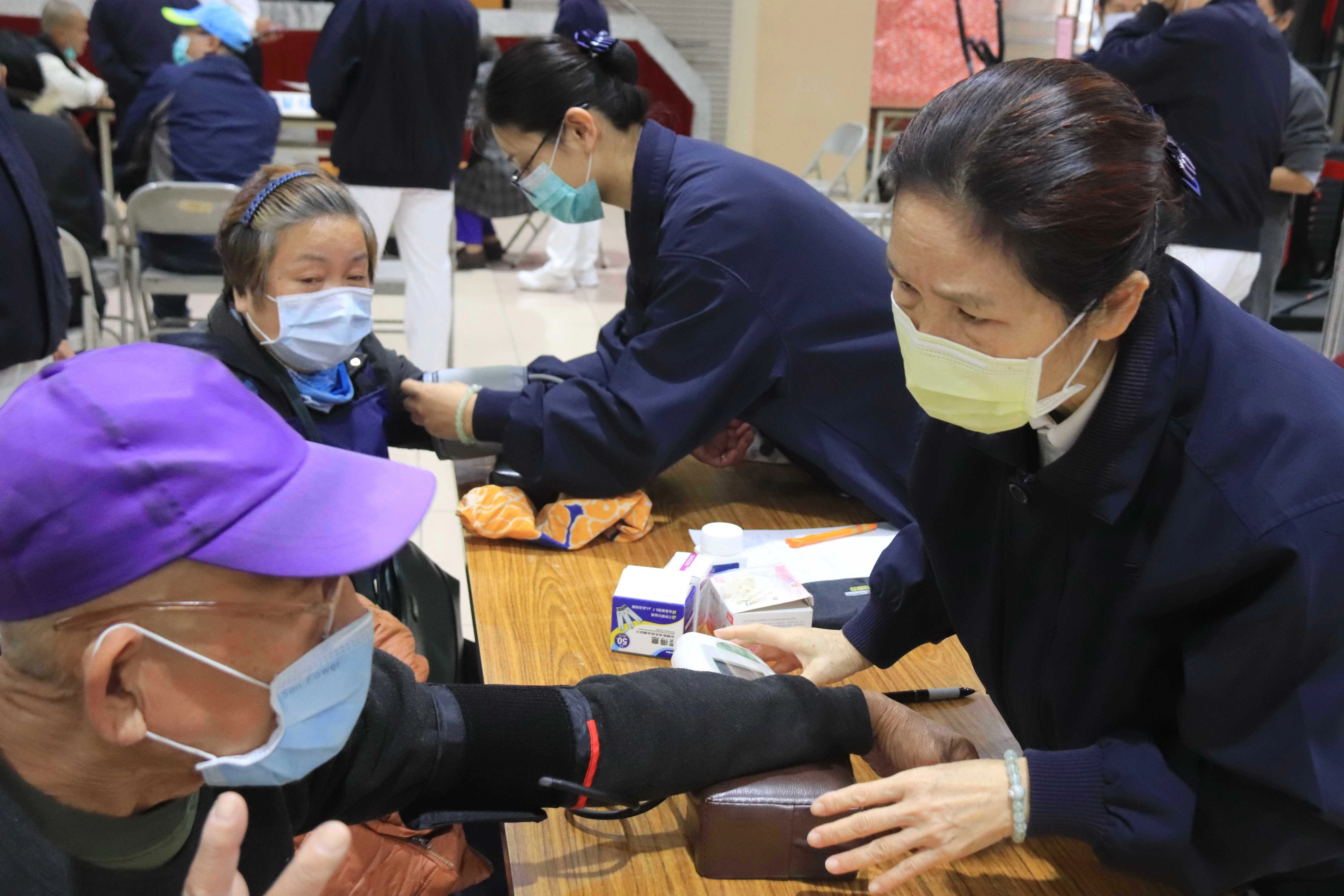 2月16日彰化慈濟人醫會、志工，如常為街友義診。