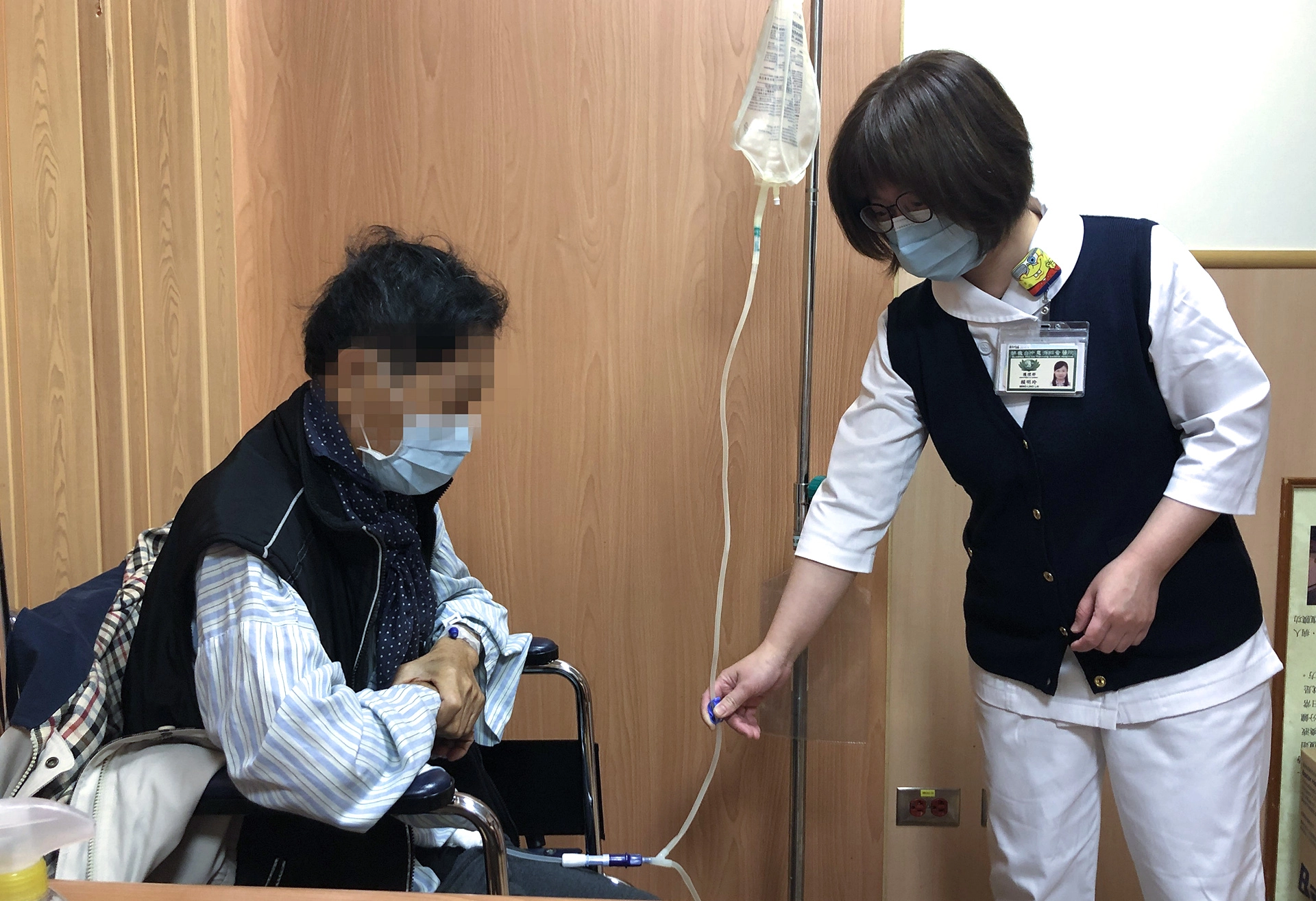 護理師指導操作居家腹膜透析。