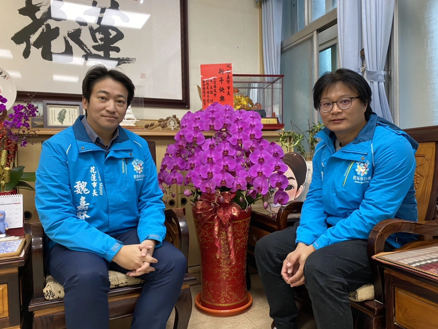 花蓮市長魏嘉賢(左)與機要專員陳秉佑(右)當年兩位都在抗SARS第一線。