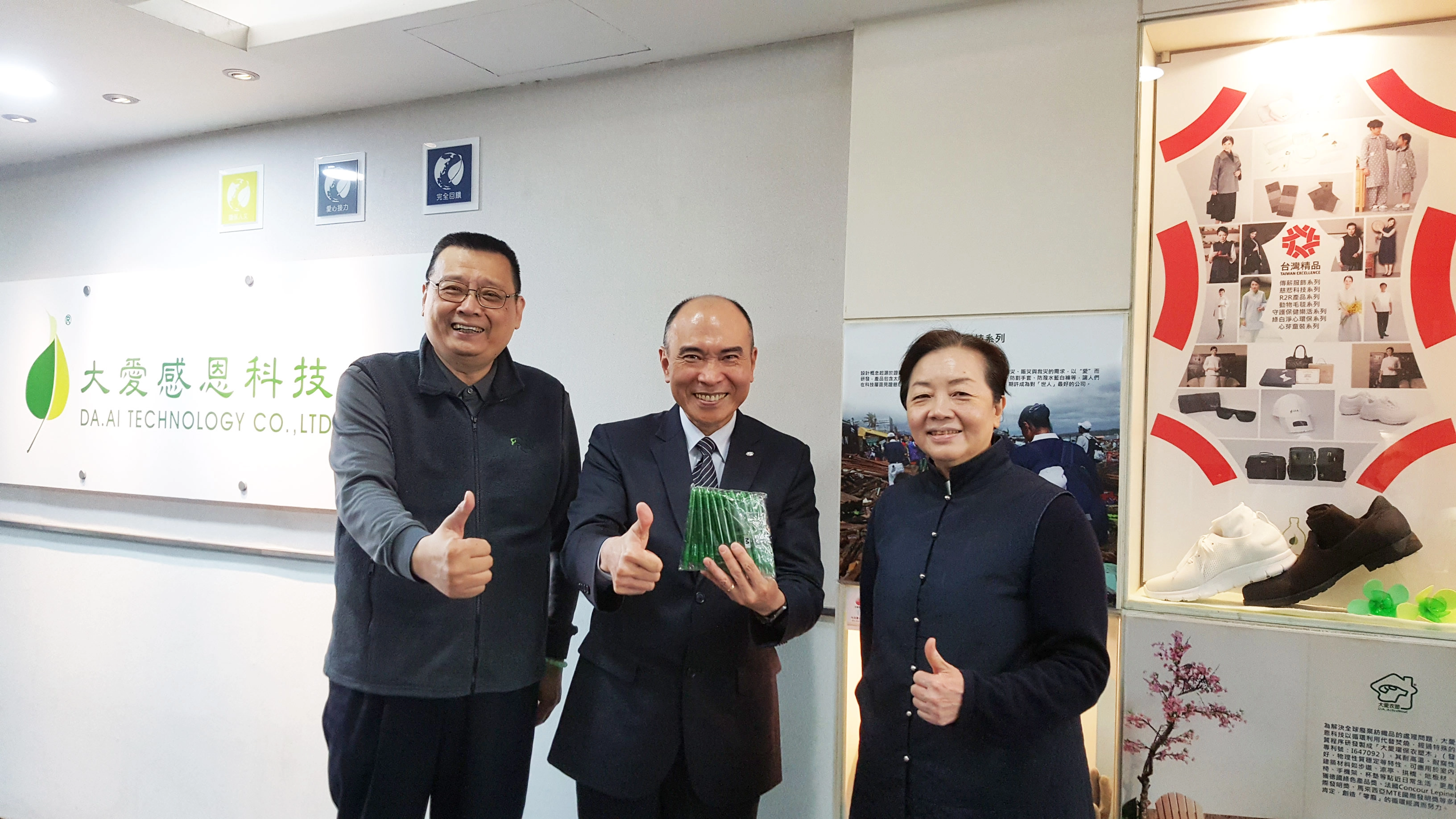 葉燈憲師兄(圖中)十分肯定、讚賞大愛感恩科技對於環保資源再生應用的努力與貢獻，將廢棄回收品精準分類，再生製成有用日常生活用品而延續物命，他經常會拿大愛環保筆與人結緣，傳遞這份經濟循環的應用概念。