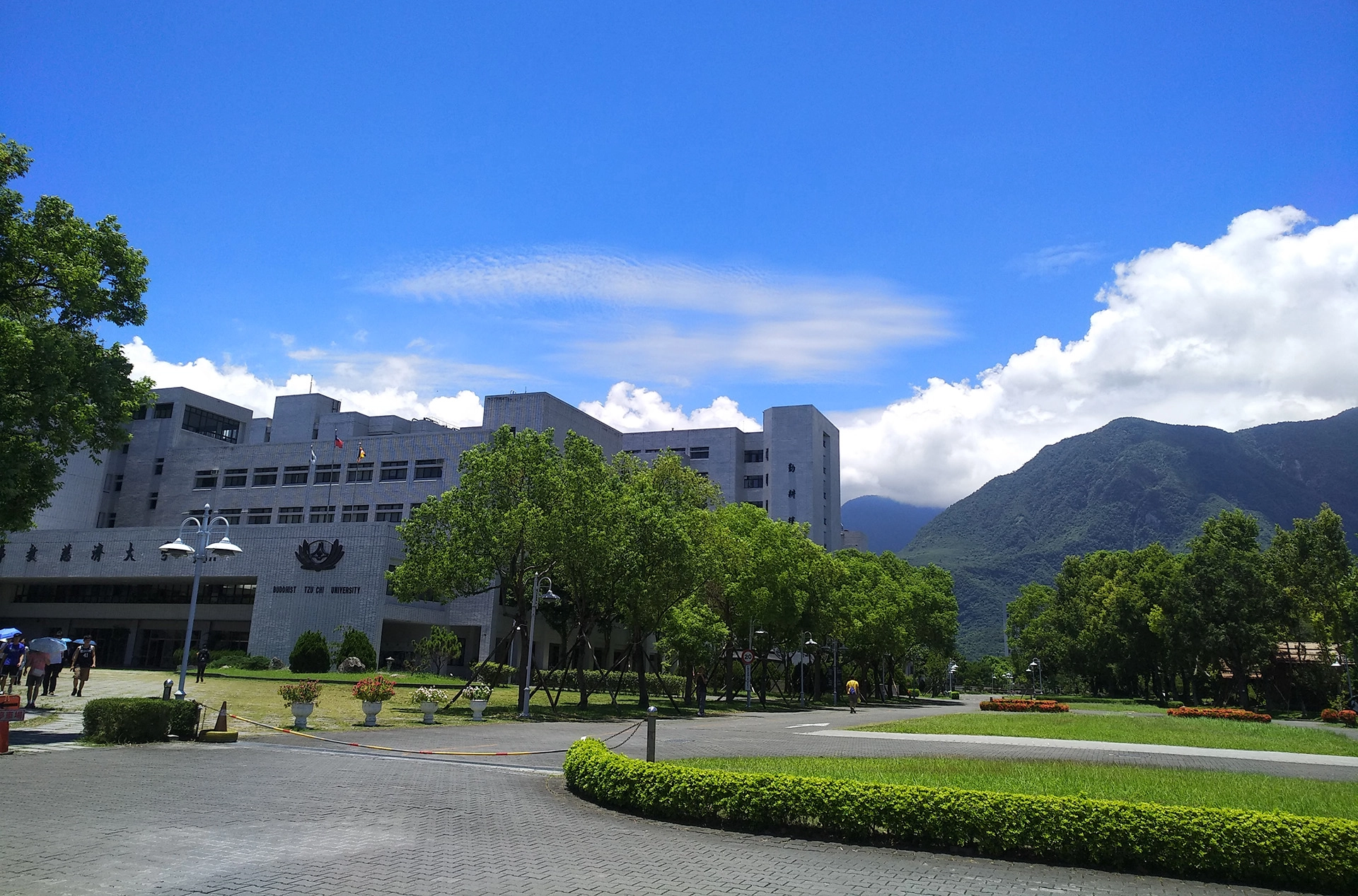 慈濟大學於108學年下學期開設多元化的志工大學課程，可與慈大學生一起共讀共學。