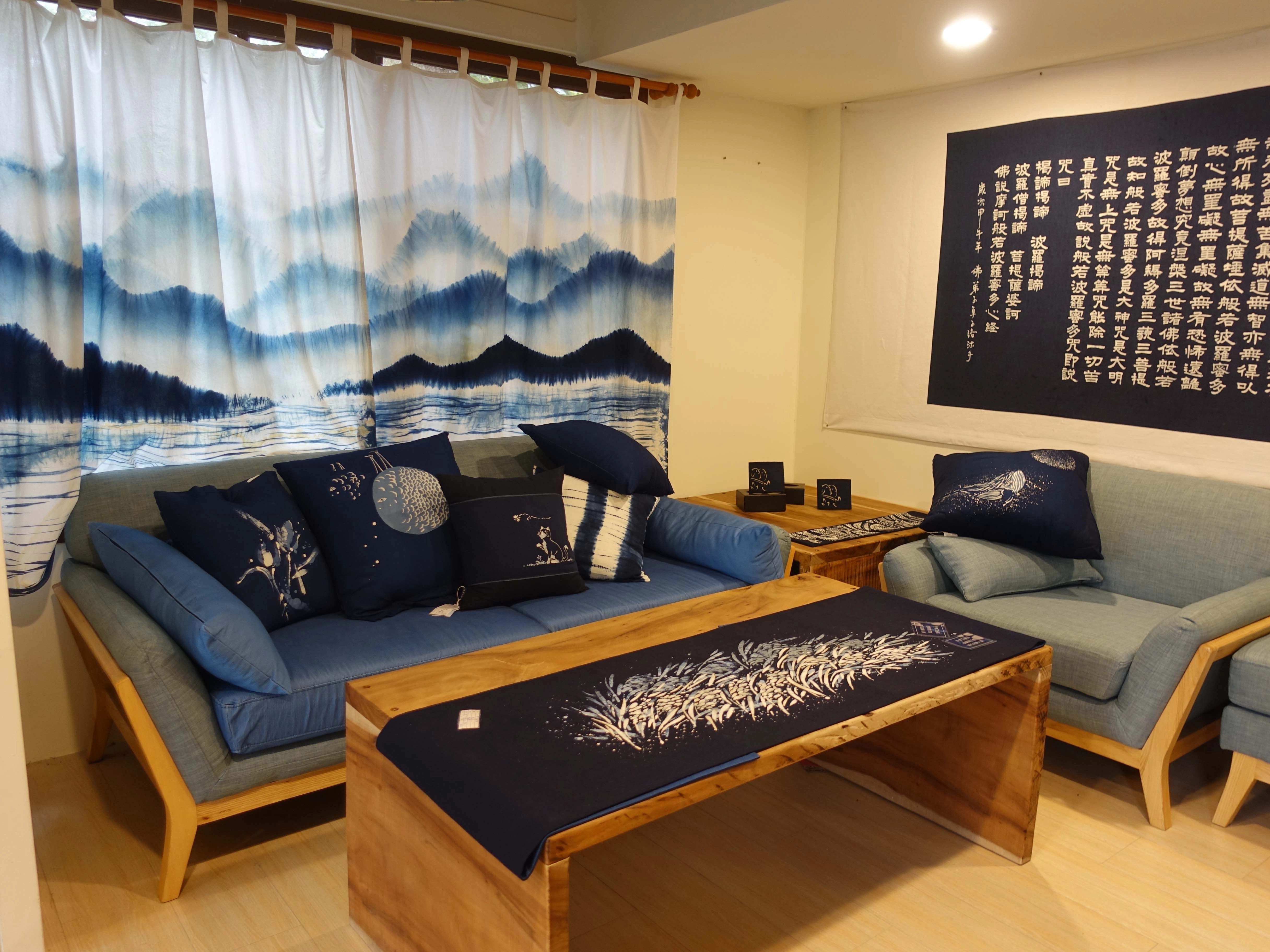 卓也小屋內的故事館，除了陳設生活化的藍染作品，還有展出各種技法以及相關歷史。