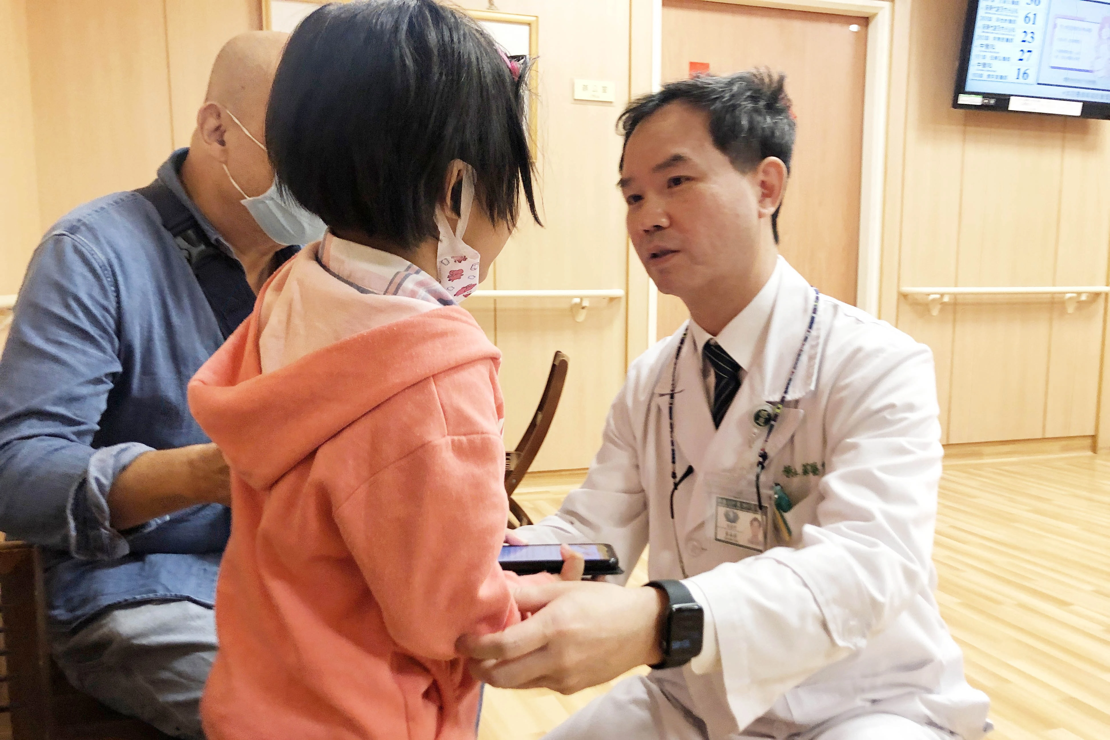 復健科主任蔡森蔚關心女童復健狀況。