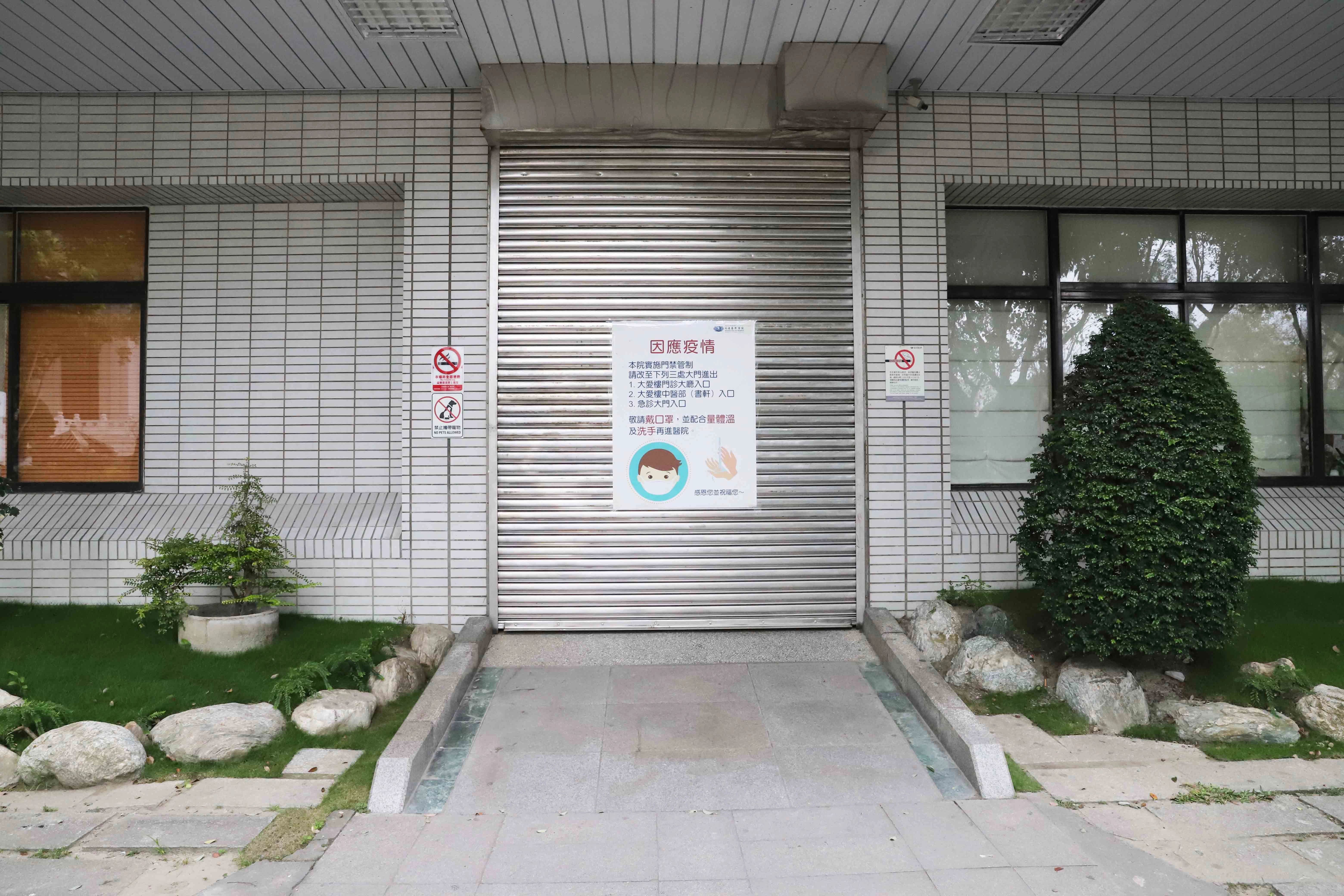 花蓮慈院「藥來速」慢箋預約領藥窗口，設置在門診大樓(大愛樓)側門，開放時間為每周一到周五上午十點到下午一點之間，凡持有慢性病連續處方箋且無自費處方的民眾，其連續處方箋的第二次、第三次領藥，都可以透過花蓮慈濟醫院網站或領藥APP進行預約，現場並設有藥來速專用臨時停車格，方便預約成功的民眾使用。