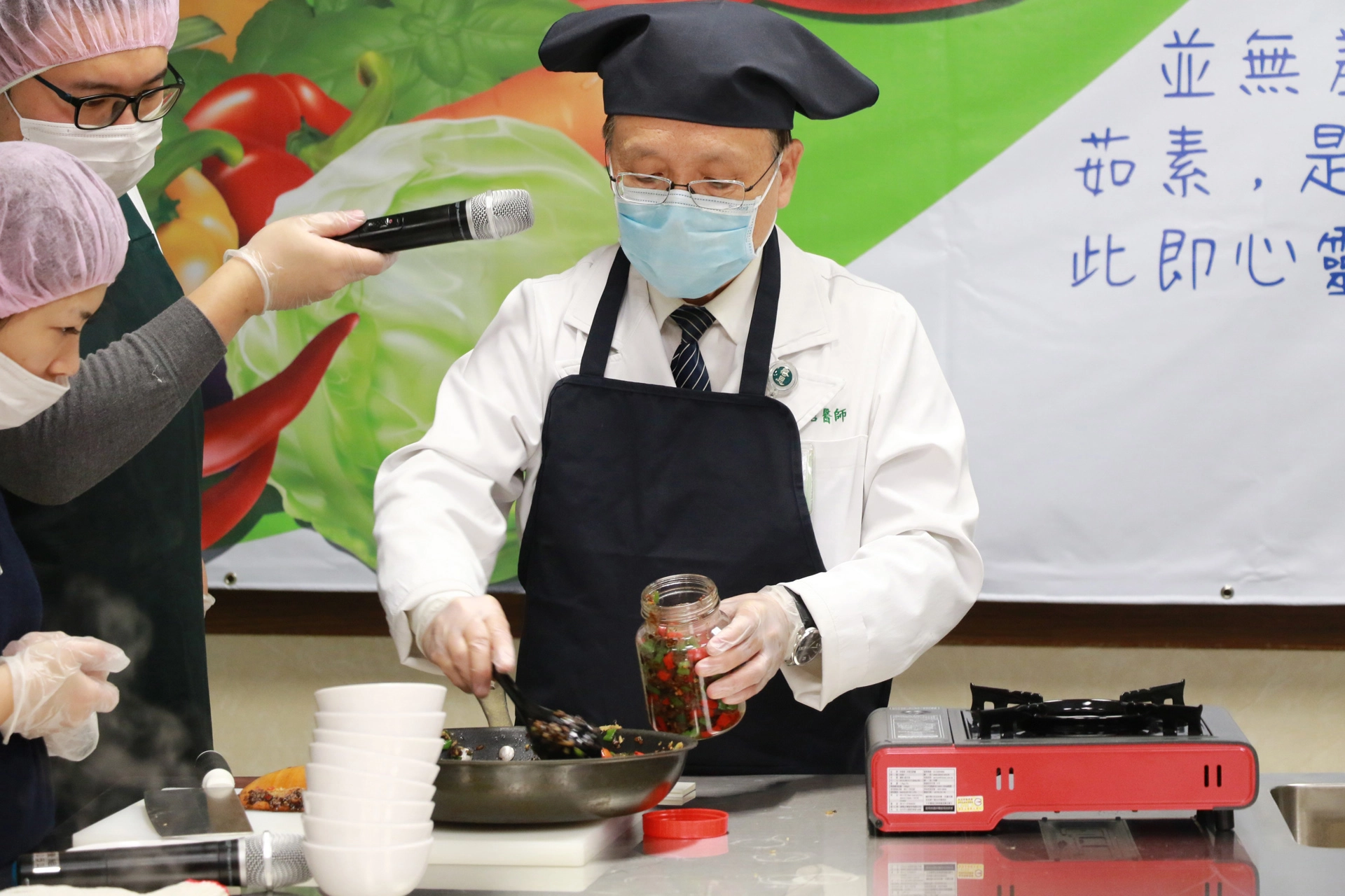 簡守信院長將烹煮後青龍辣椒醬裝罐密封