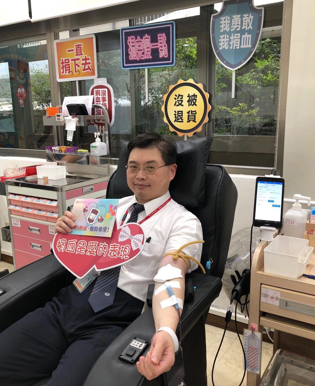 「不忍病患等不到輸血治療。」黃威翰身為血液腫瘤科的醫生非常了解血液疾病患者的心情，黃威翰親自前往挽袖捐血響應。