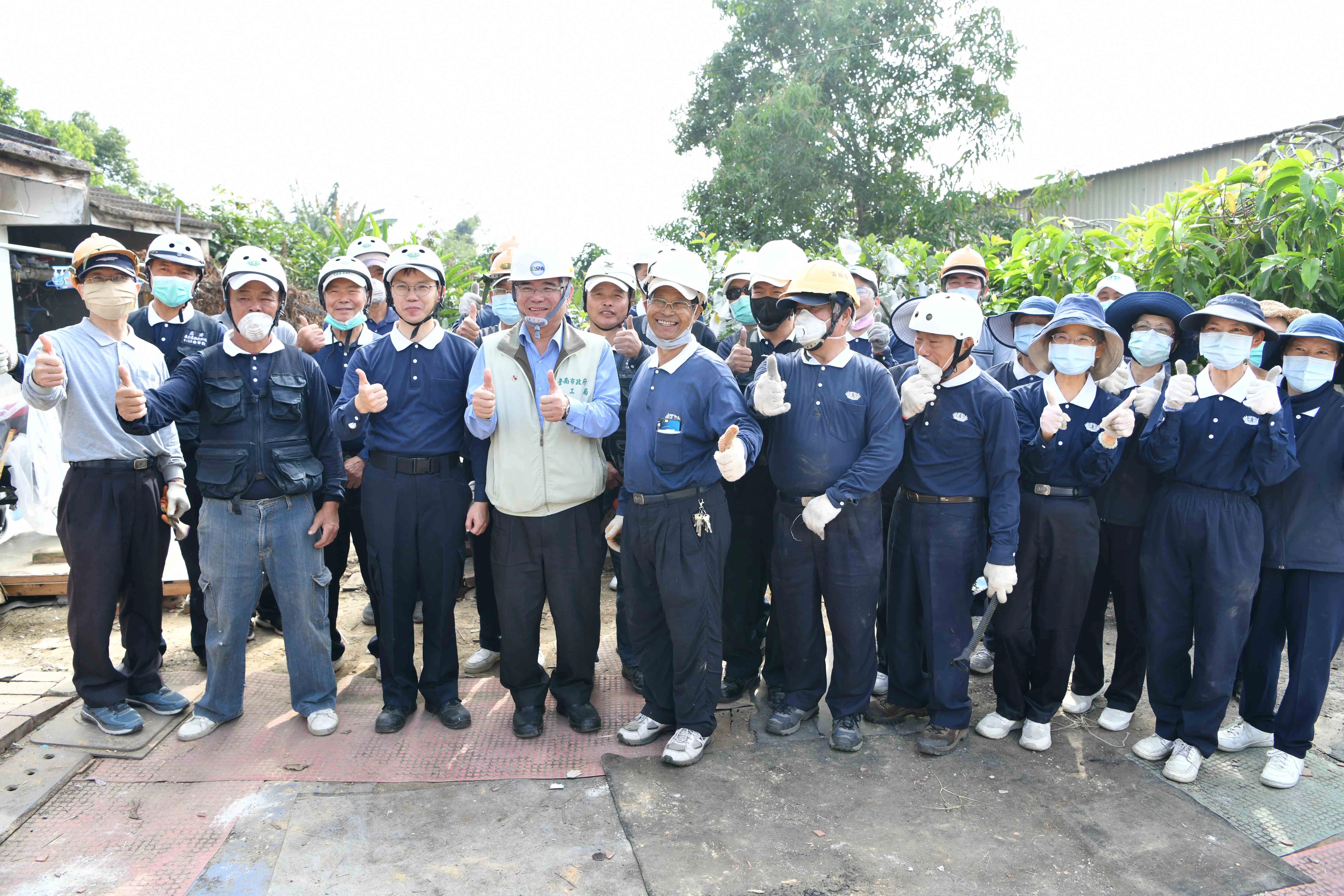 台南市勞工局長王鑫基到場關心拆除進度，也代表市長感恩志工的付出，看到慈濟志工們合力團結高效率的服務，給予高度讚賞，希望後續能再與慈濟攜手改善弱勢家庭居家環境。