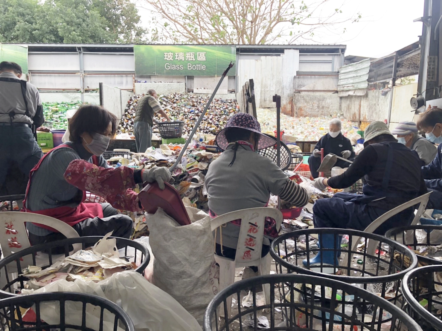 讓做環保融入運動、營養、認知促進、防跌、正確用藥、慢性病管理等六大主軸，發展多元之健康促進方案；並運用在地資源及個案日常作息之活動內容作為介入模式之發展基礎，藉由運用增能賦權之方式，結合環保活動，讓環保志工能於日常活動中。