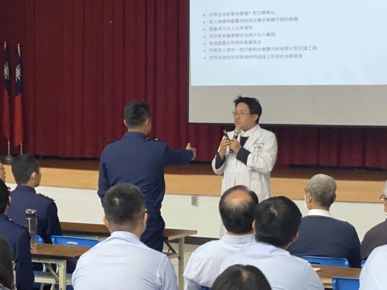 談內容則針對病毒介紹、傳染途徑方式、口罩佩戴時機及方式、環境消毒及個人健康防疫等進行教學。