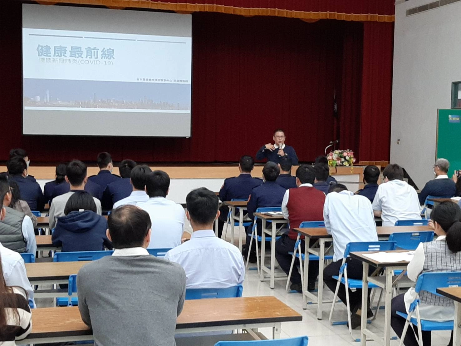 嚴重傳染性肺炎疫情持續延燒，海巡肩負第一線防疫重責，為更能認識及落實對疫情病毒的掌握及瞭解，特於本(25)日邀請台中慈濟醫院預防醫學中心副主任郭勁甫醫師至中部分署實施「新型冠狀病毒防疫講座」。