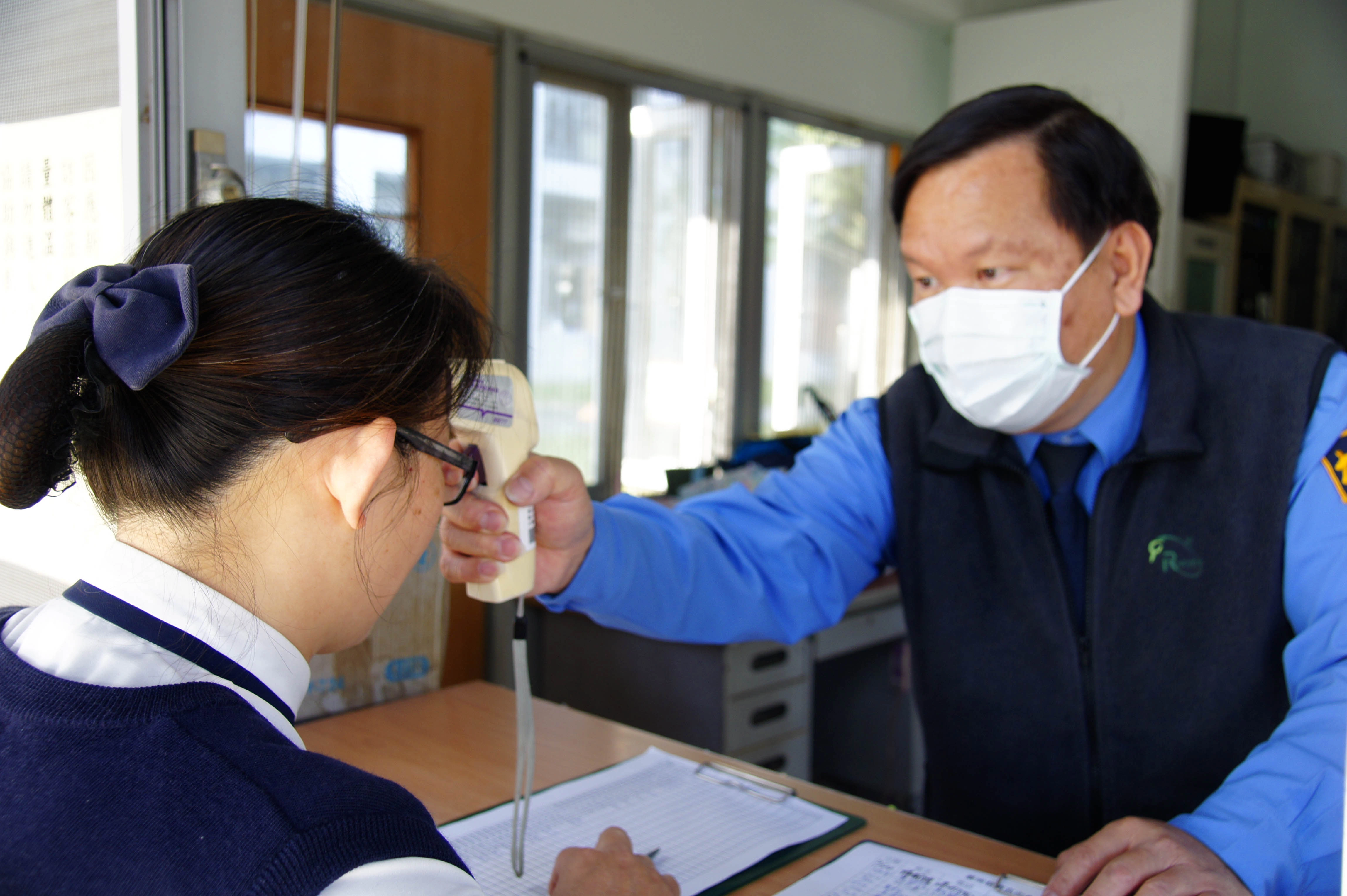 自寒假期間，進入臺南慈濟中學校園均需量測體溫，教職員也需每日進行體溫控管與紀錄。