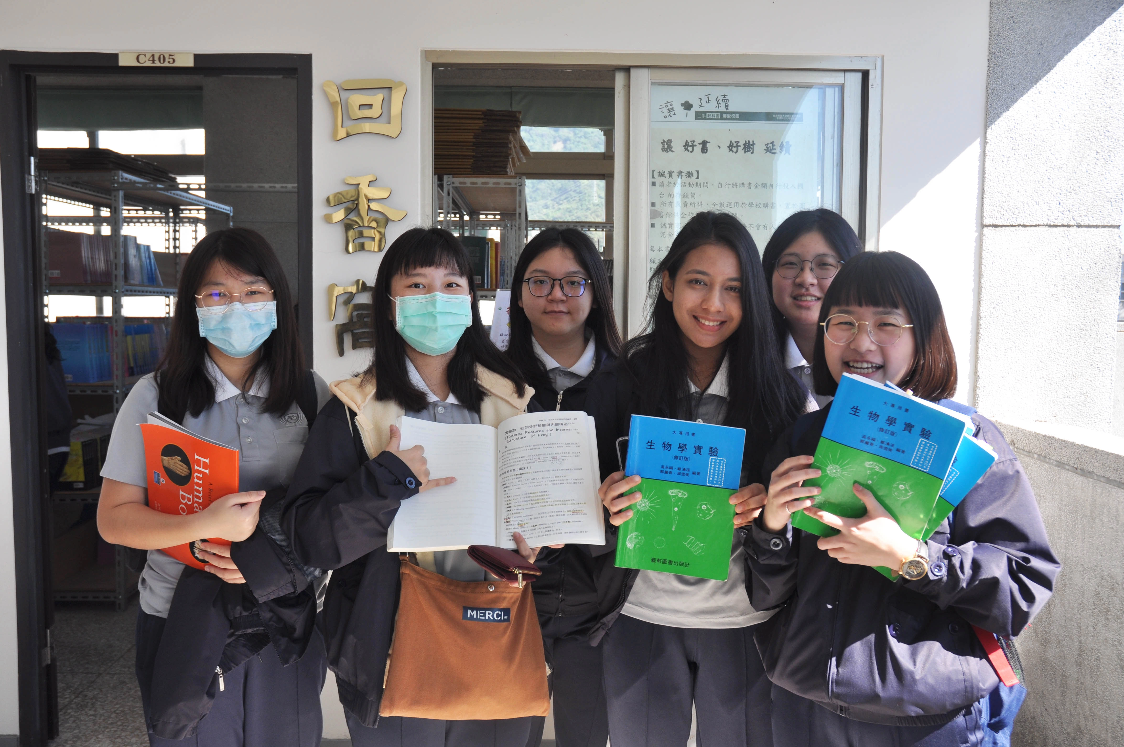 慈濟科技大學二手教科書全來自學生宿舍一樓的回收箱，方便學長學姊順手捐贈，再經過逐一篩選、整理和淘汰後才上架。