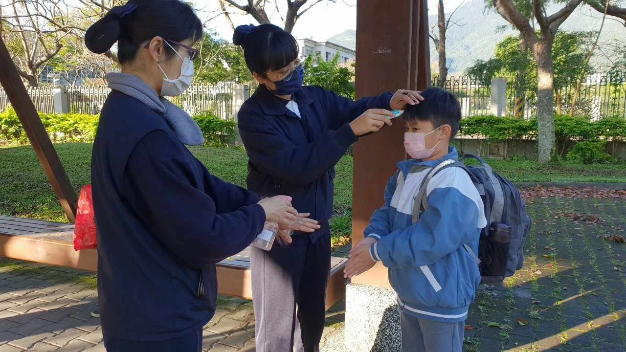 慈大附中開學前已準備好所有防疫物資、完成環境消毒；每天量三次體溫，確實掌握學生狀況。