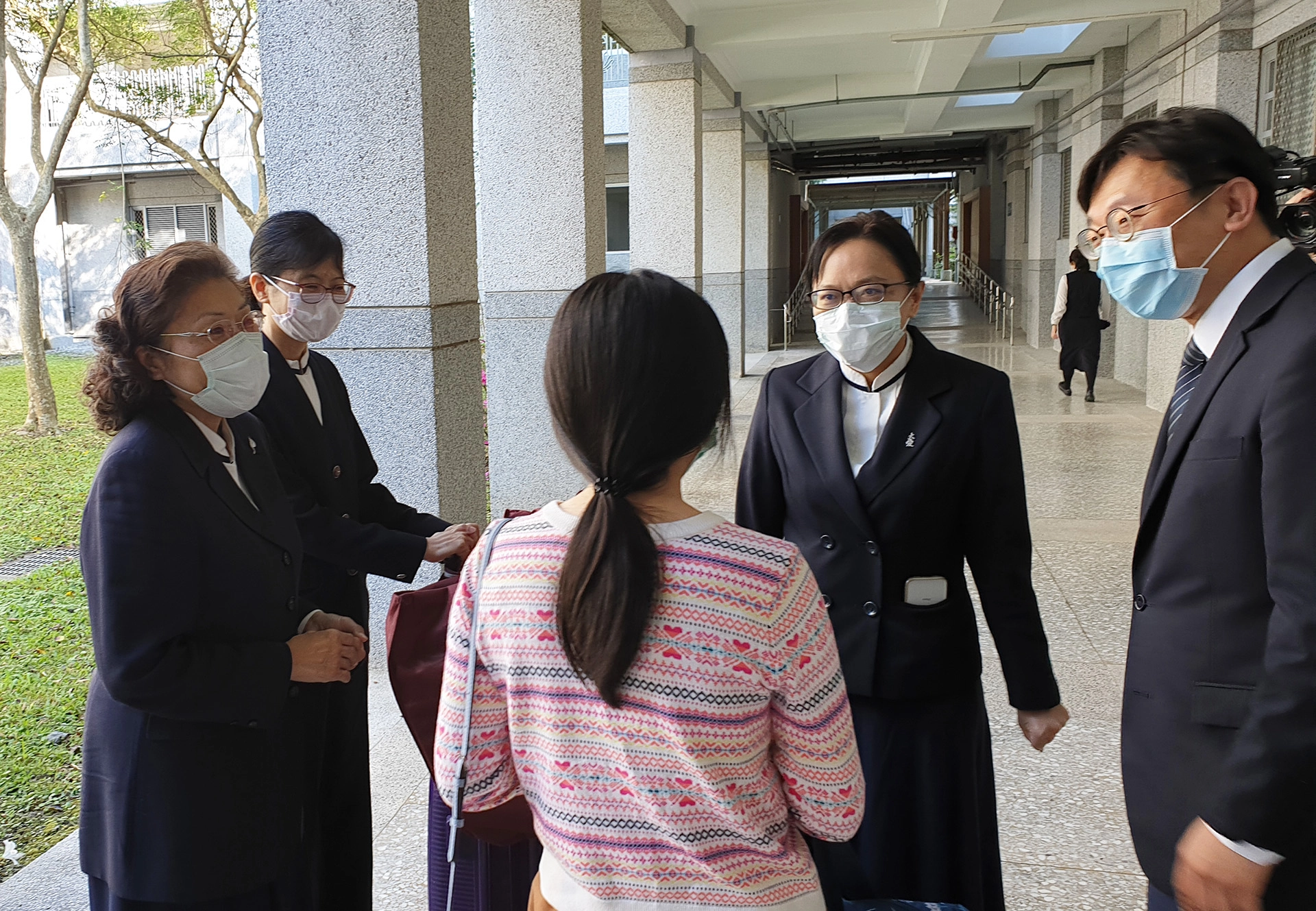 今天最後一批港澳生完成居家檢疫，大家都非常開心和放心，包括劉怡均校長、何昆益主任秘書、人社院院長黃麗修以及系主任等學校師長前來關心。