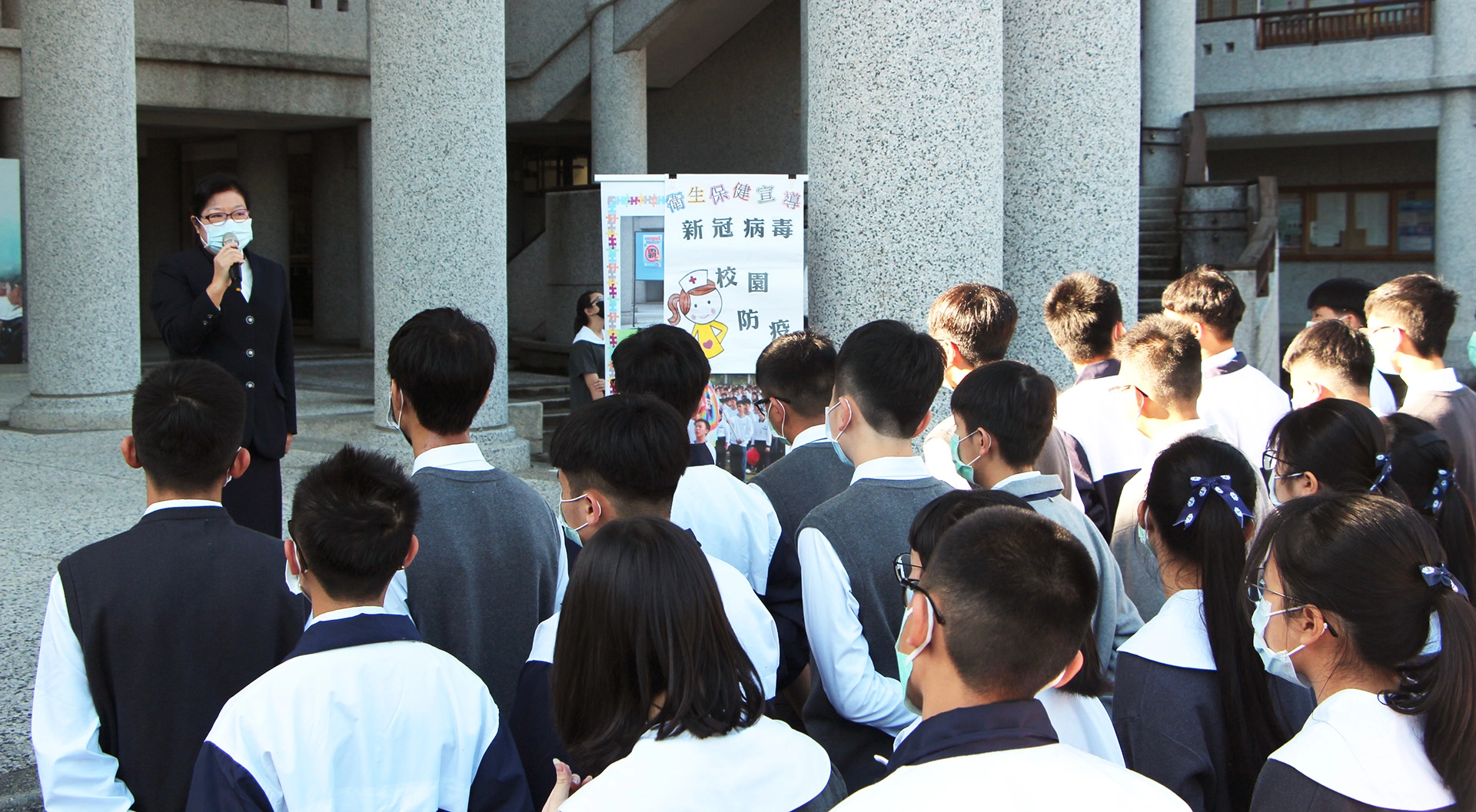 李玲惠校長表示慈大附中已六度召開防疫會議，鉅細靡遺地確認防疫工作細項，希望全校師生都能一起維護校園安全。並邀請慈濟醫院小兒科張雲傑醫師分享新型冠狀病毒的相關知識，讓老師、孩子們有正確的防疫觀。