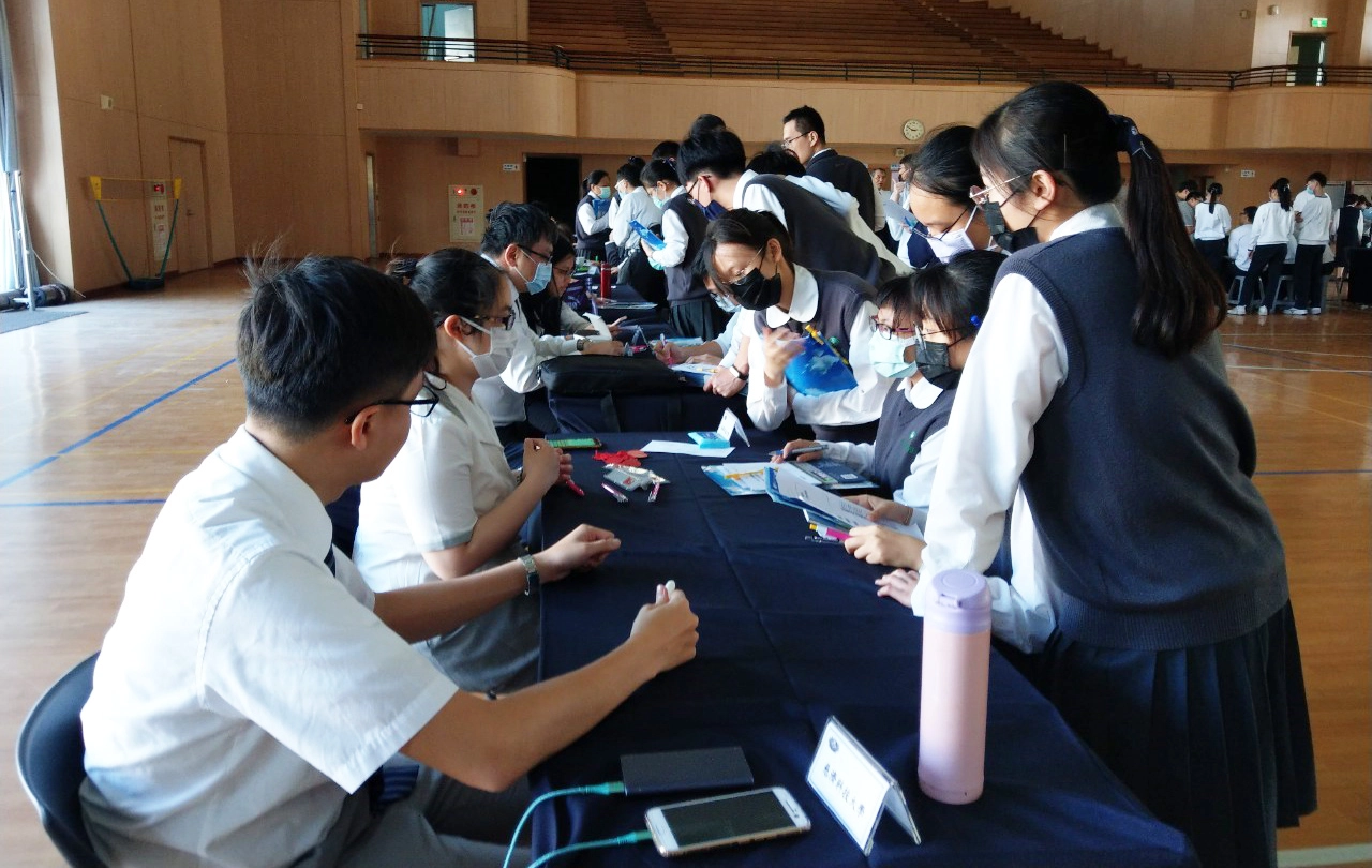 高三學生們向慈科大學長姐諮詢課程內容及生涯發展。