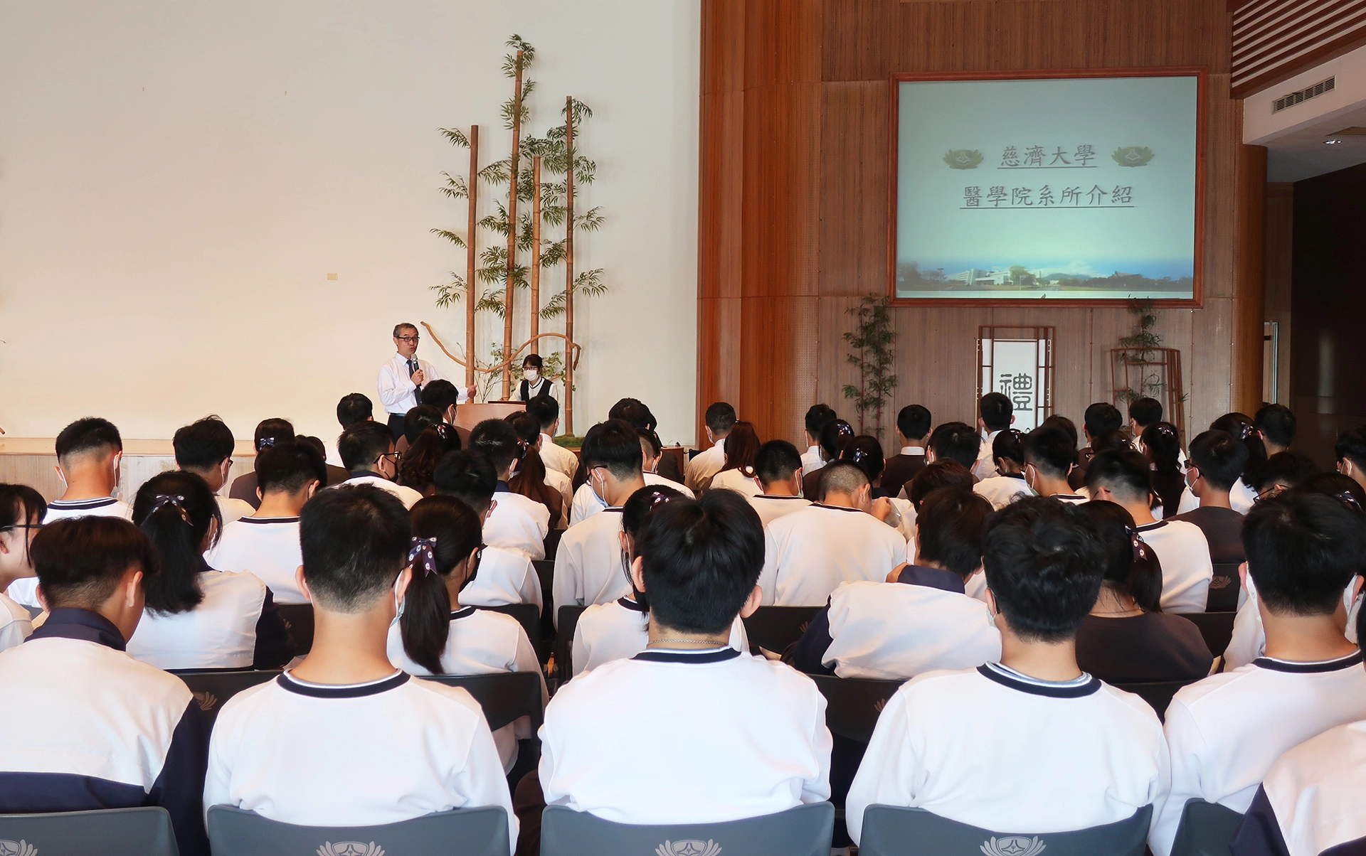 慈大公衛系尤教授代表慈大醫學院向同學介紹科系，並歡迎學生就讀。