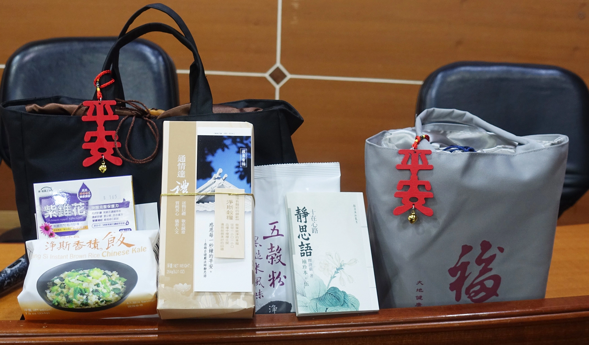 慈濟基金會結合中美製藥公司提供慈濟淨斯食品及中美製藥防疫物品「安心祝福包」給彰化居家防疫民眾使用。