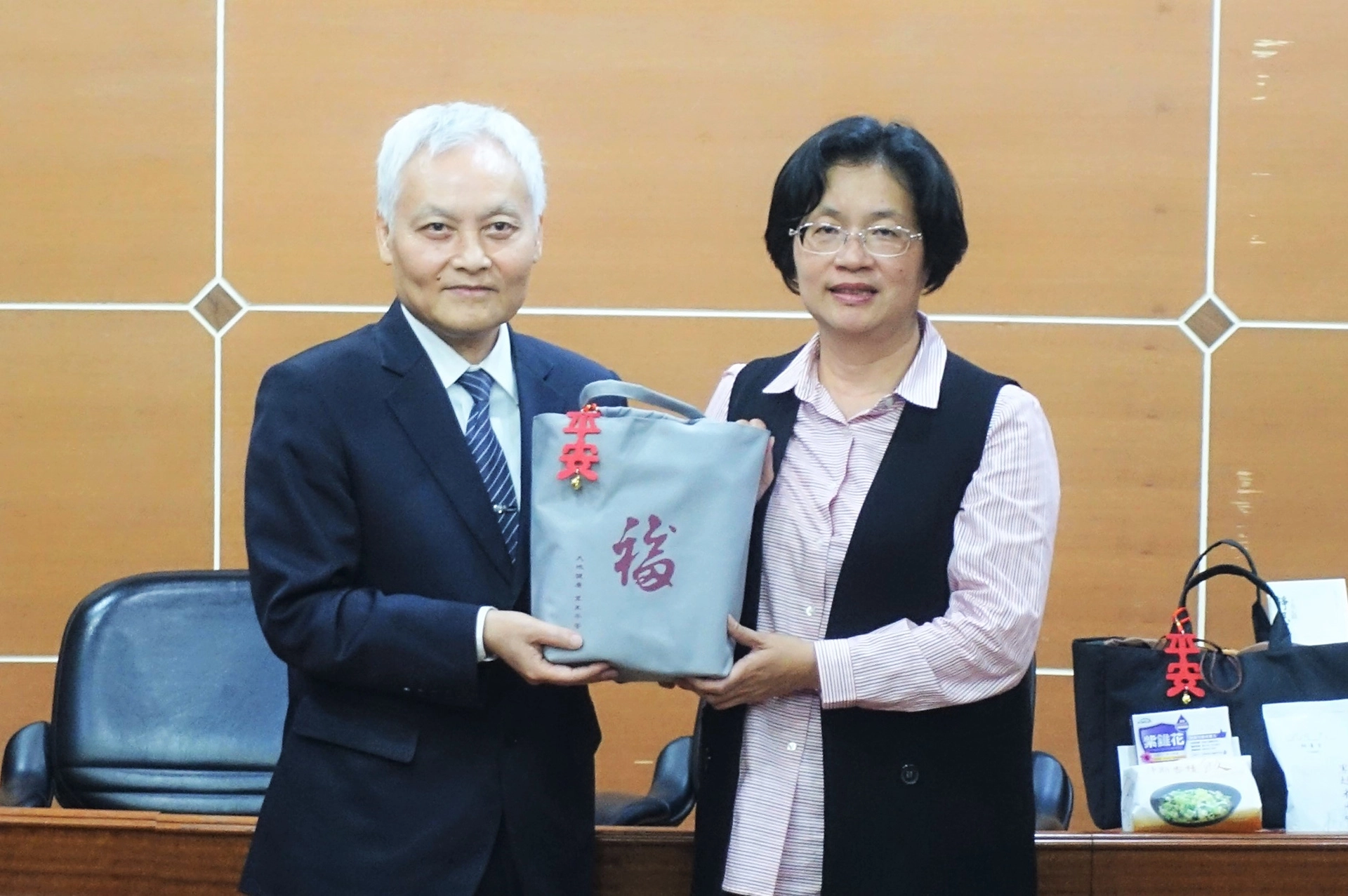 慈濟基金會結合中美製藥公司提供慈濟淨斯食品及中美製藥防疫物品「安心祝福包」給彰化居家防疫民眾使用。