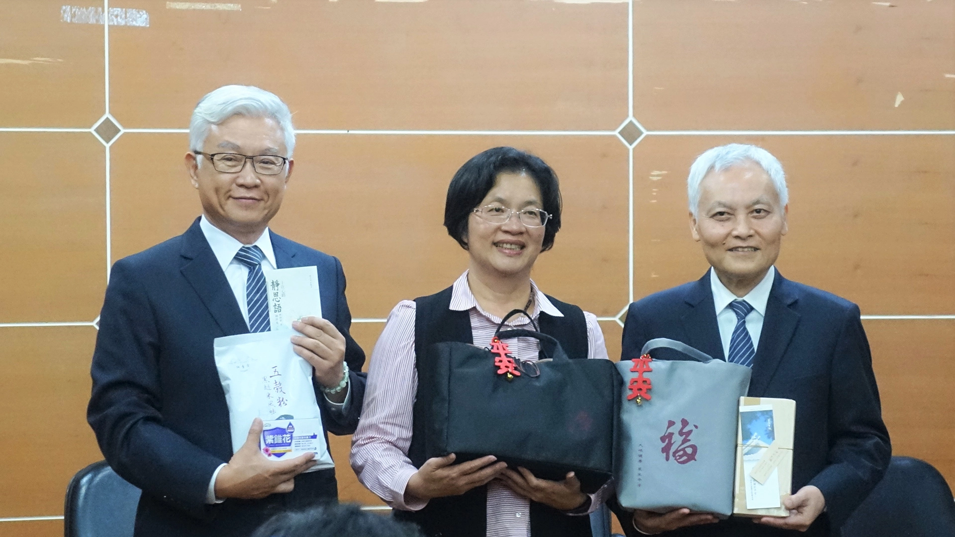 慈濟基金會結合中美製藥公司提供慈濟淨斯食品及中美製藥防疫物品「安心祝福包」給彰化居家防疫民眾使用。