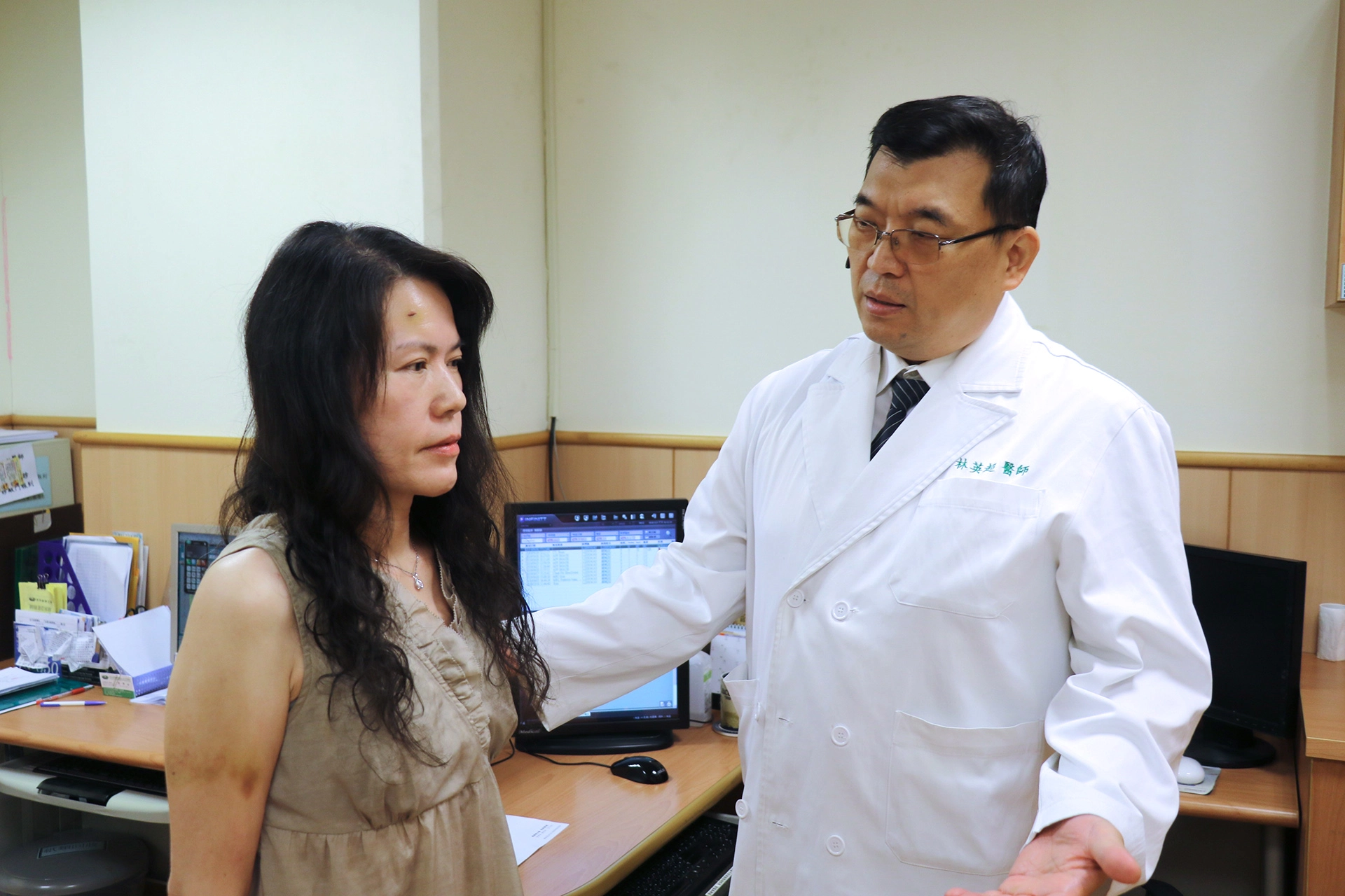 臺中慈濟醫院神經外科林英超醫師查看蘇女士恢復狀況