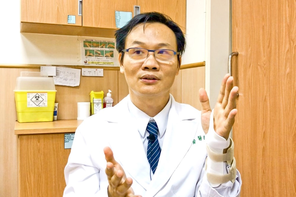 臺中慈院復健科李信賢醫師說明，治療腕隧道症候群，視病況不一定要手術，只要正確配戴副木，有六成病人三個月內會痊癒，民眾應即早就醫處理。