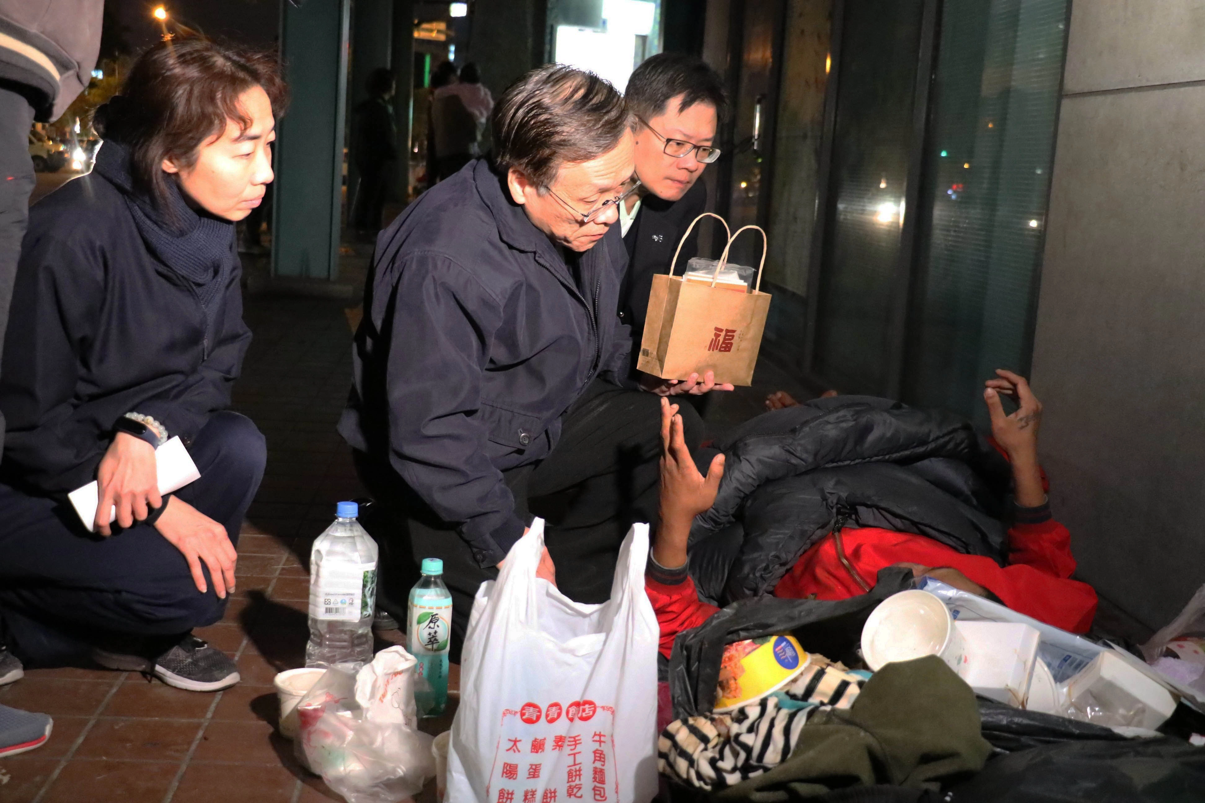 臺中慈濟醫院簡守信院長關懷街友。