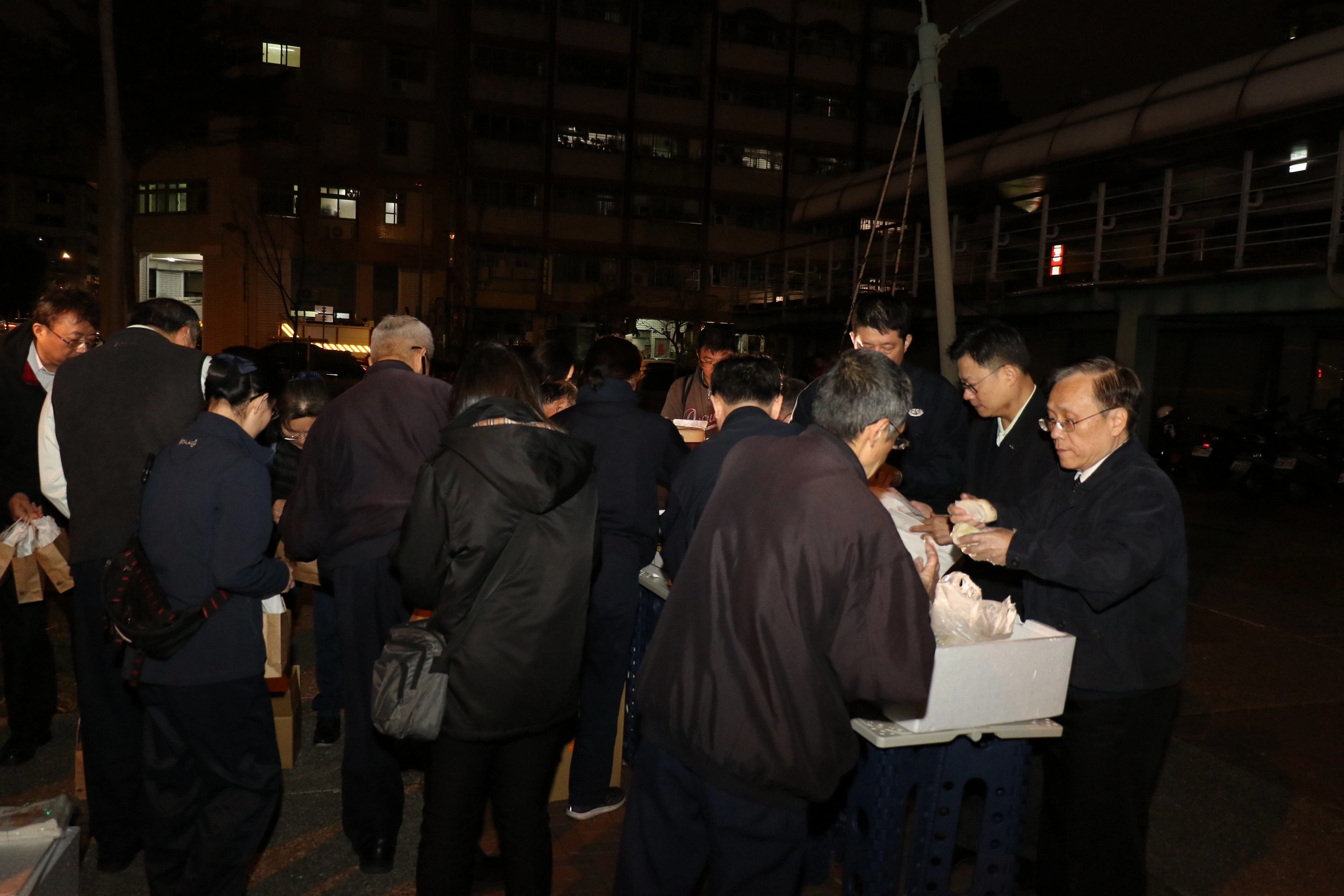 臺中慈濟醫院醫護同仁，連續第四年在跨年夜關懷街友。