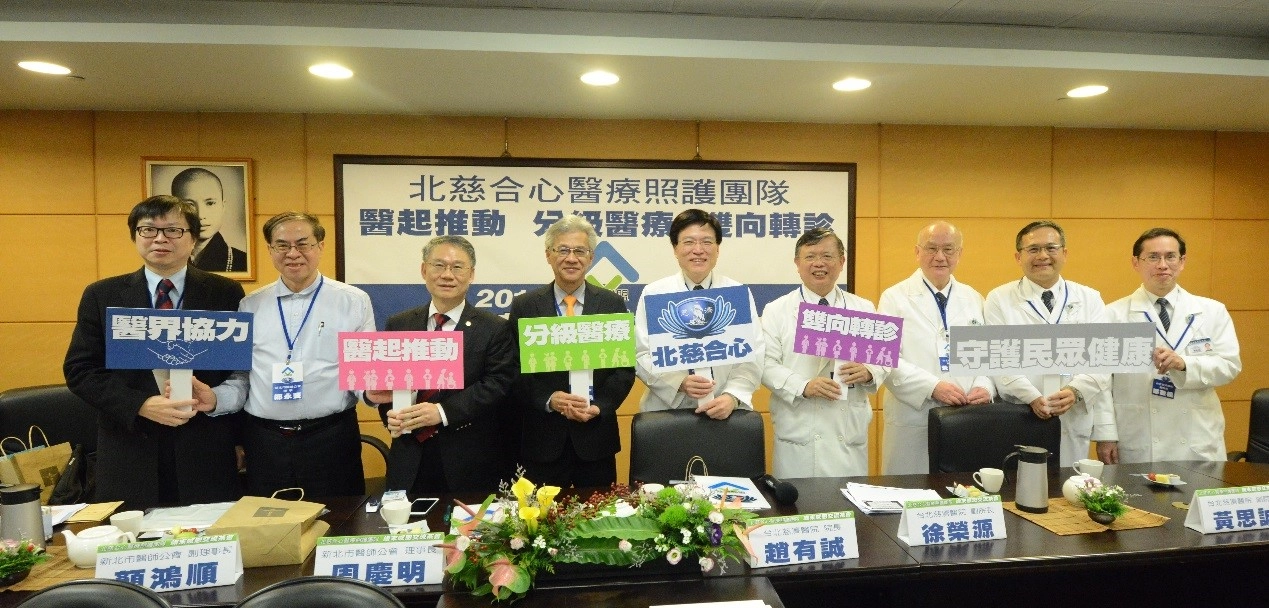 院部長官和各層級院所貴賓舉牌合影，加強雙方友好信任。