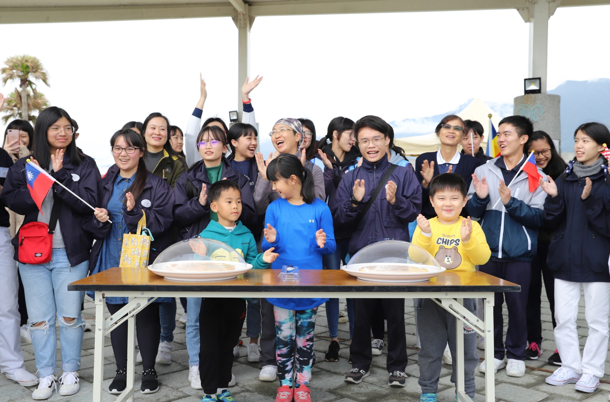 2020是慈濟環保三十年，元旦日海內外10個國家地區，近500名慈濟young善青年與志工們齊聚花蓮七星潭辦理「2020愛曙光，護海洋」活動，活動為元旦與一月生日的壽星慶生。