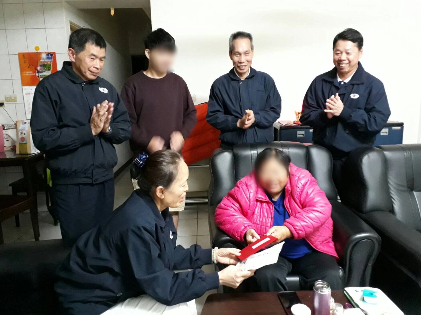 小武的外婆總是引導小武朝正向思考，並希望用自己的力量養家，只接受慈濟協助小武的助學。