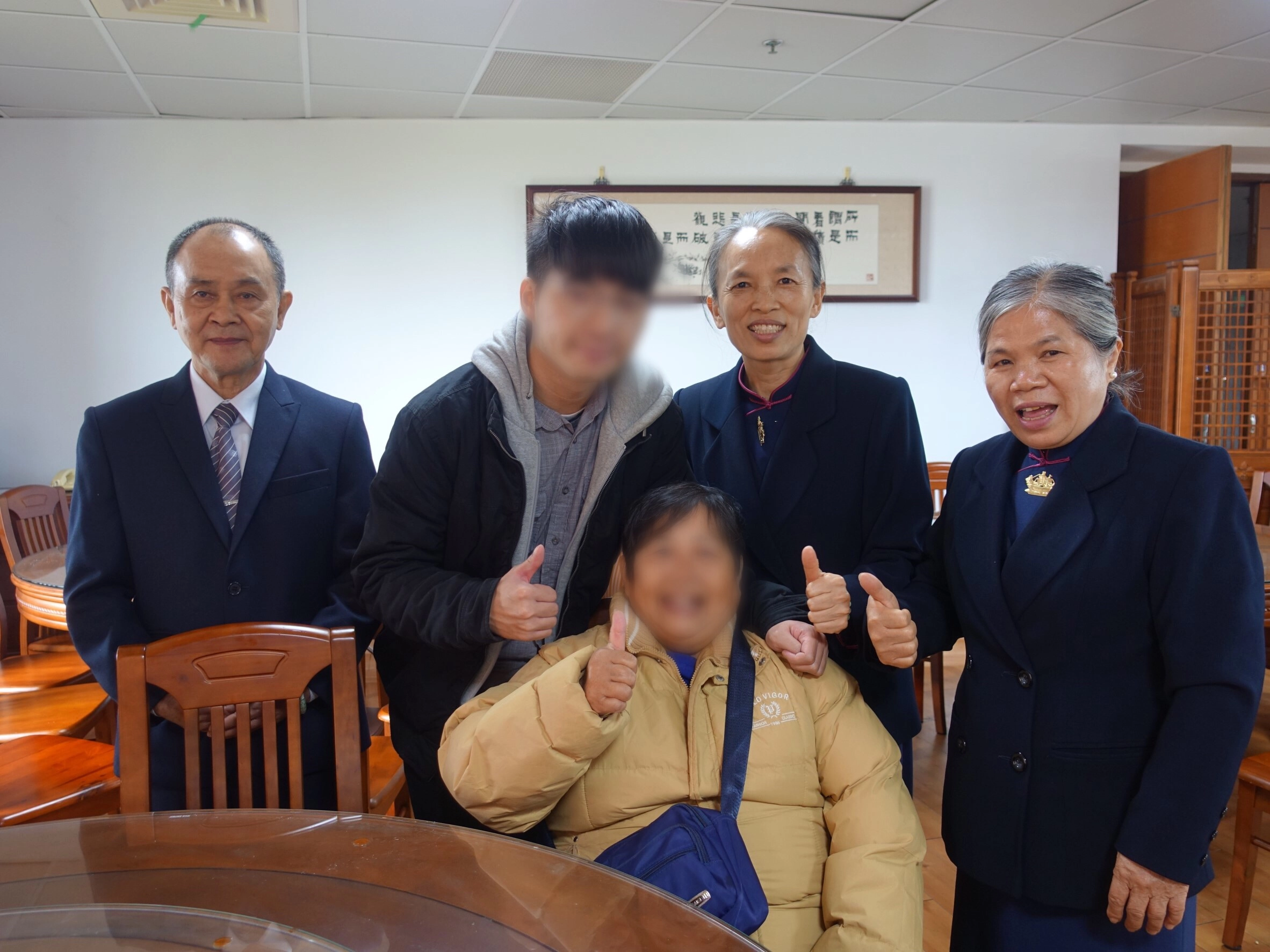 24歲的小武與外婆2019年的最後一天，前往彰化靜思堂向證嚴法師表達感恩慈濟。