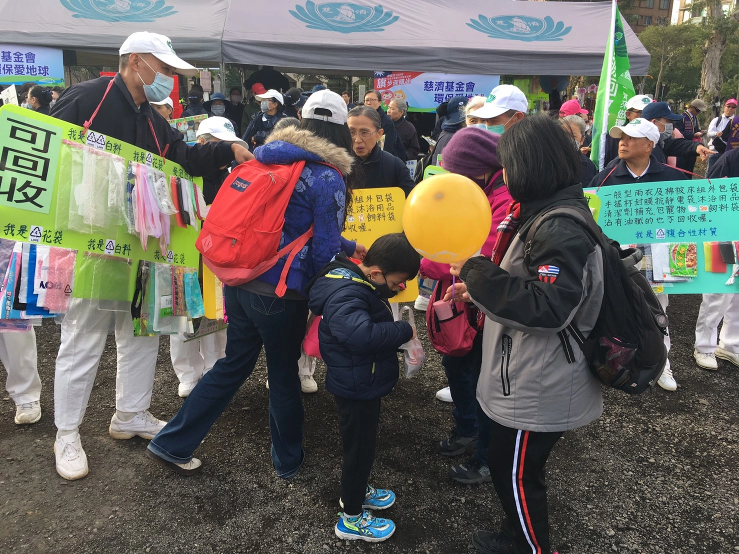 慈濟志工們在活動現場向現場民眾宣導環保的重要性。