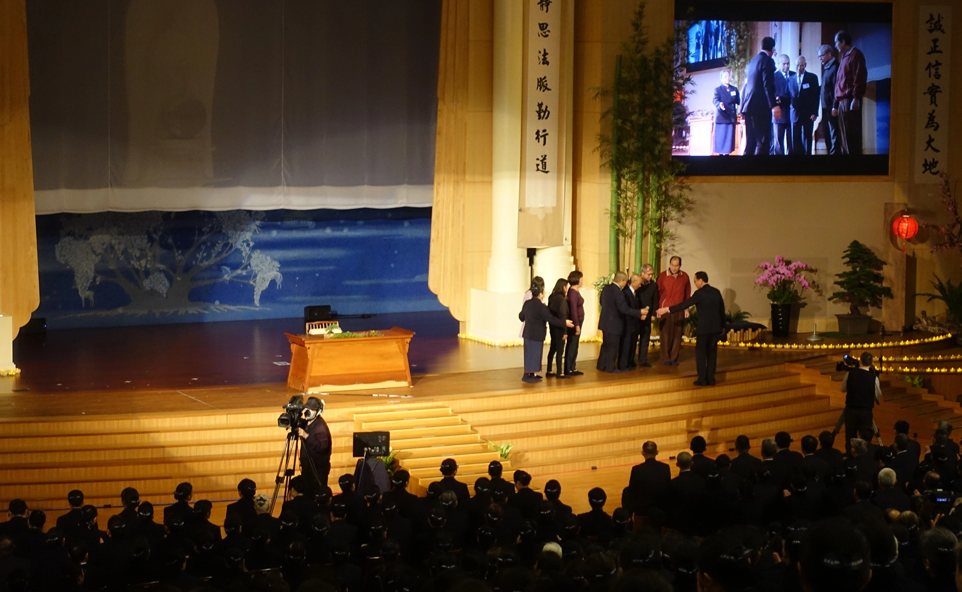 2020年元旦林勇成帶著一家人在台中靜思堂向大眾分享沒把握時間陪父母的懺悔。
