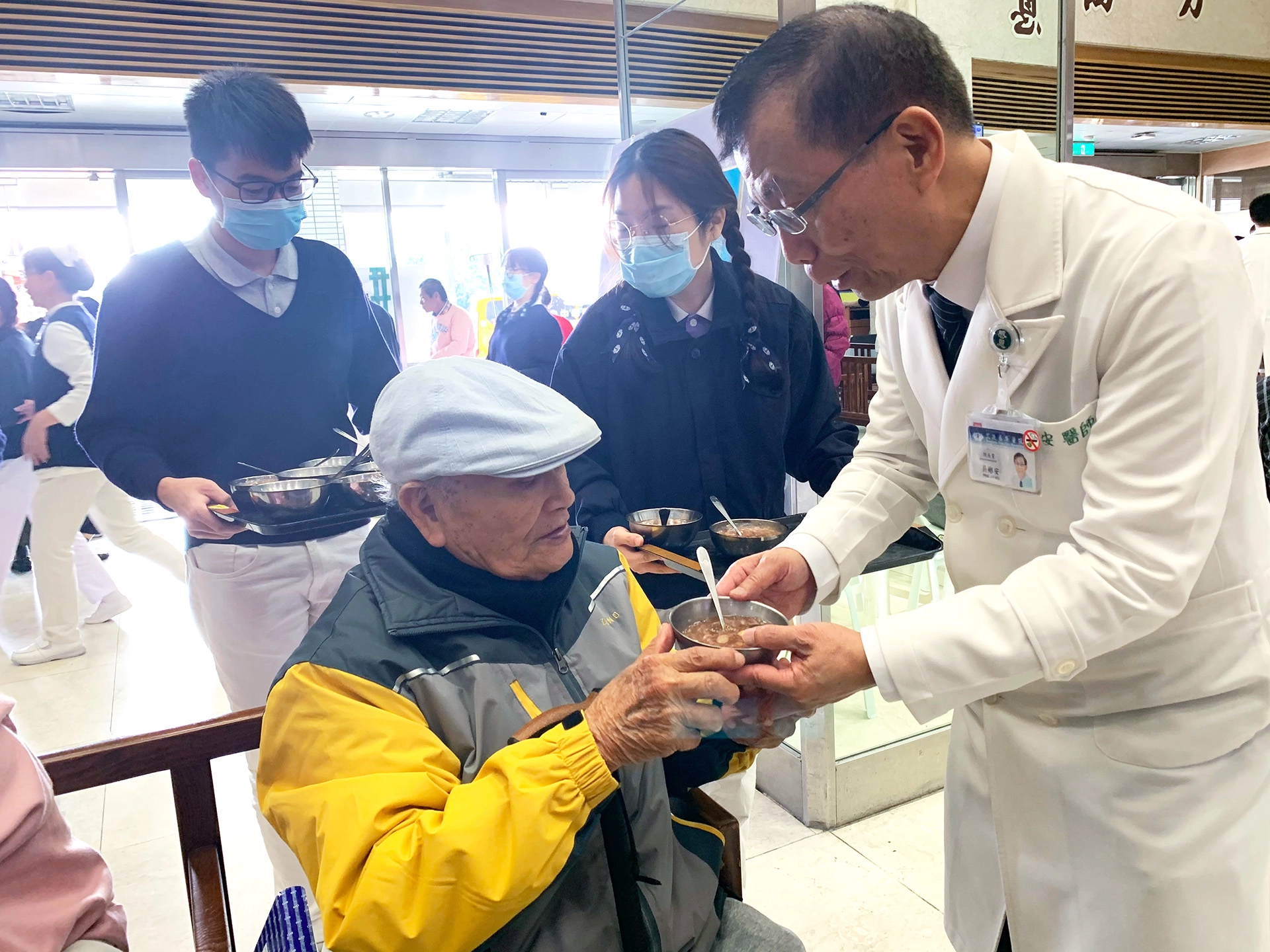 吳彬安副院長與民眾分享熱呼呼的臘八粥
