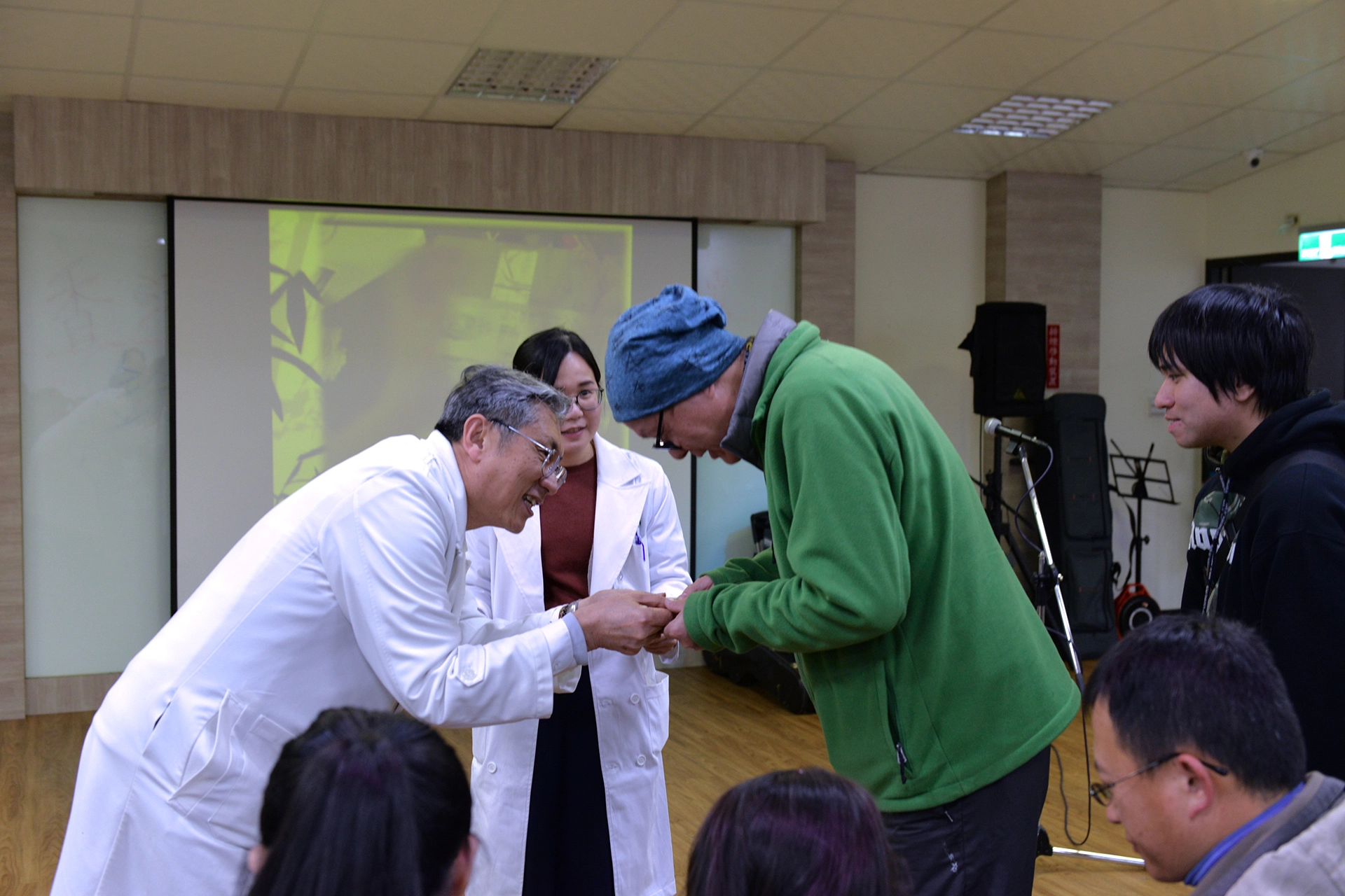 中醫部陳建仲主任代表證嚴法師致贈福慧紅包給梨山鄉親。