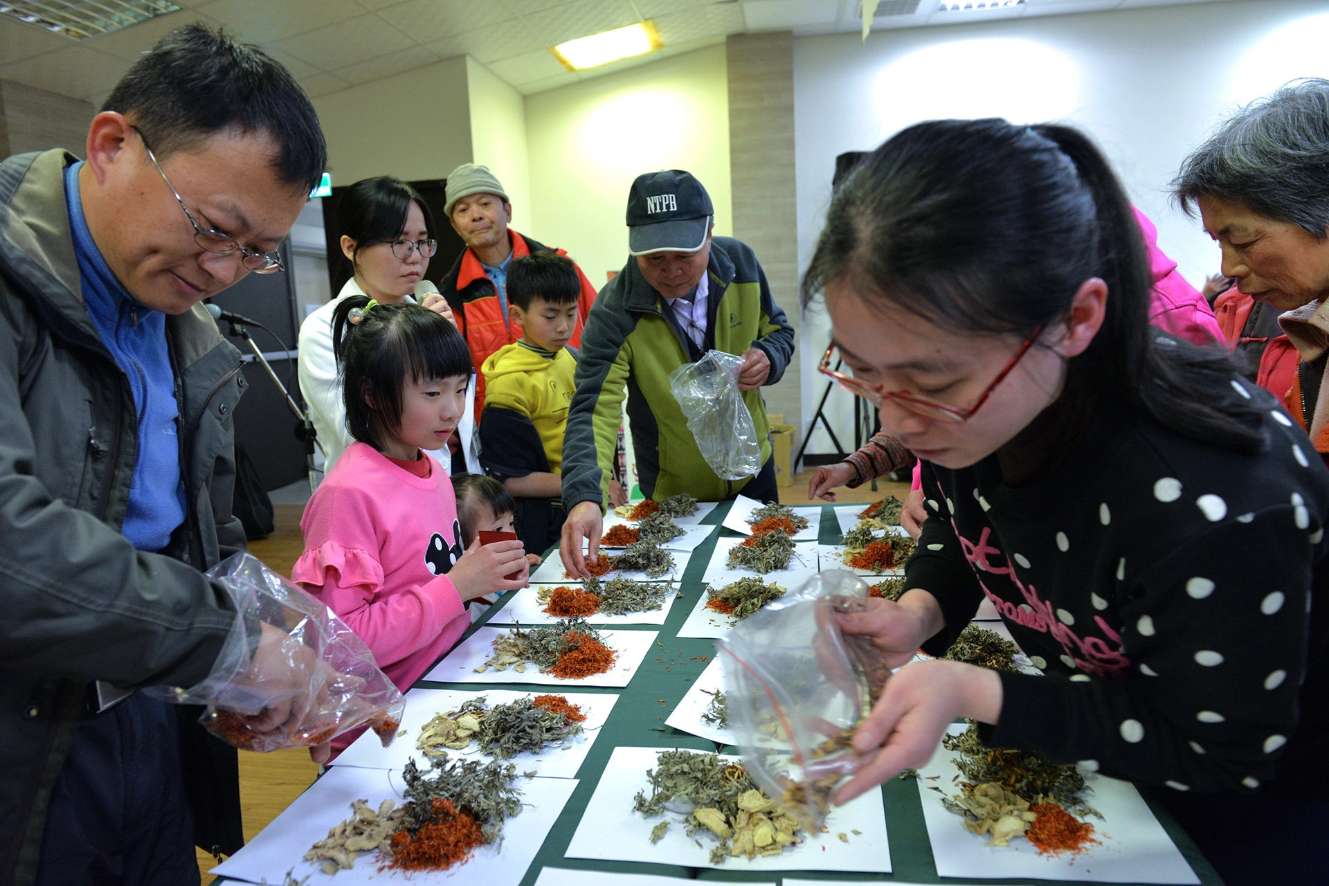 居民在中醫部醫師指導下製作浴足包。