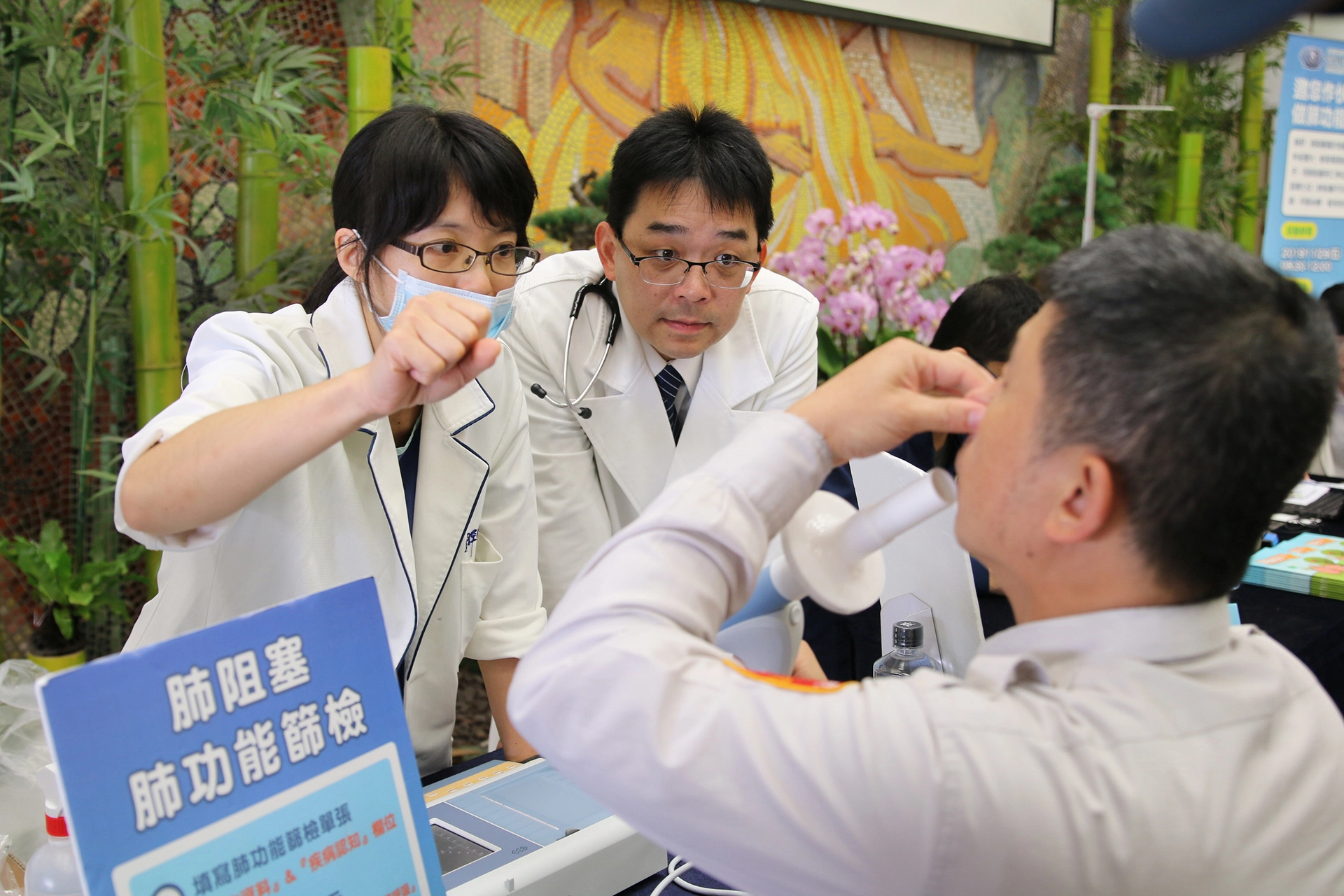 花蓮慈濟醫院胸腔內科醫師張恩庭與呼吸治療師一起協助民眾檢測肺功能。
