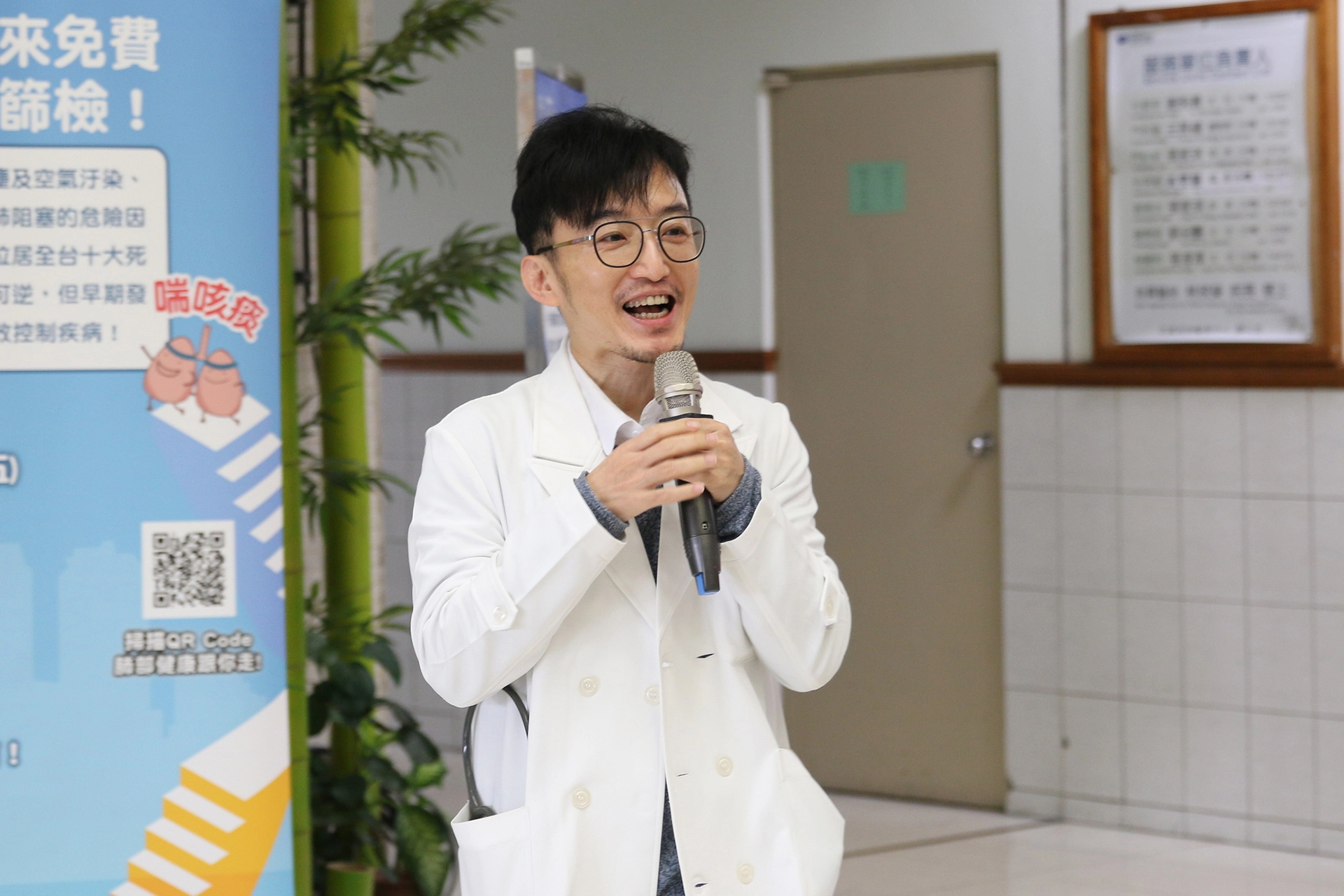 花蓮慈濟醫院胸腔內科醫師胥愛璽提醒，若是出現咳嗽、卡痰、喘、呼吸困難等症狀並反覆惡化，持續三周以上或是年過四十，須盡速就醫檢查。