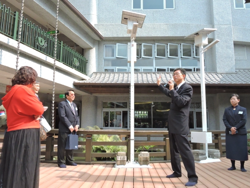 高雄靜思堂緊鄰運河與河堤公園，是由一所老舊的夾板工廠變身而成，從廣場到建築物本身，都是綠建築與省水省電的環保工法打造。
