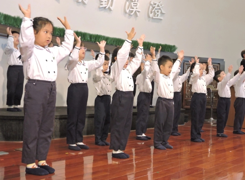「希望大家一起留給我們一個乾淨的地球！」高雄慈濟大愛幼兒園的孩童們在眾多貴賓、長輩、師長們的面前，帶來手語演繹慈濟歌曲《一個乾淨的地球》。