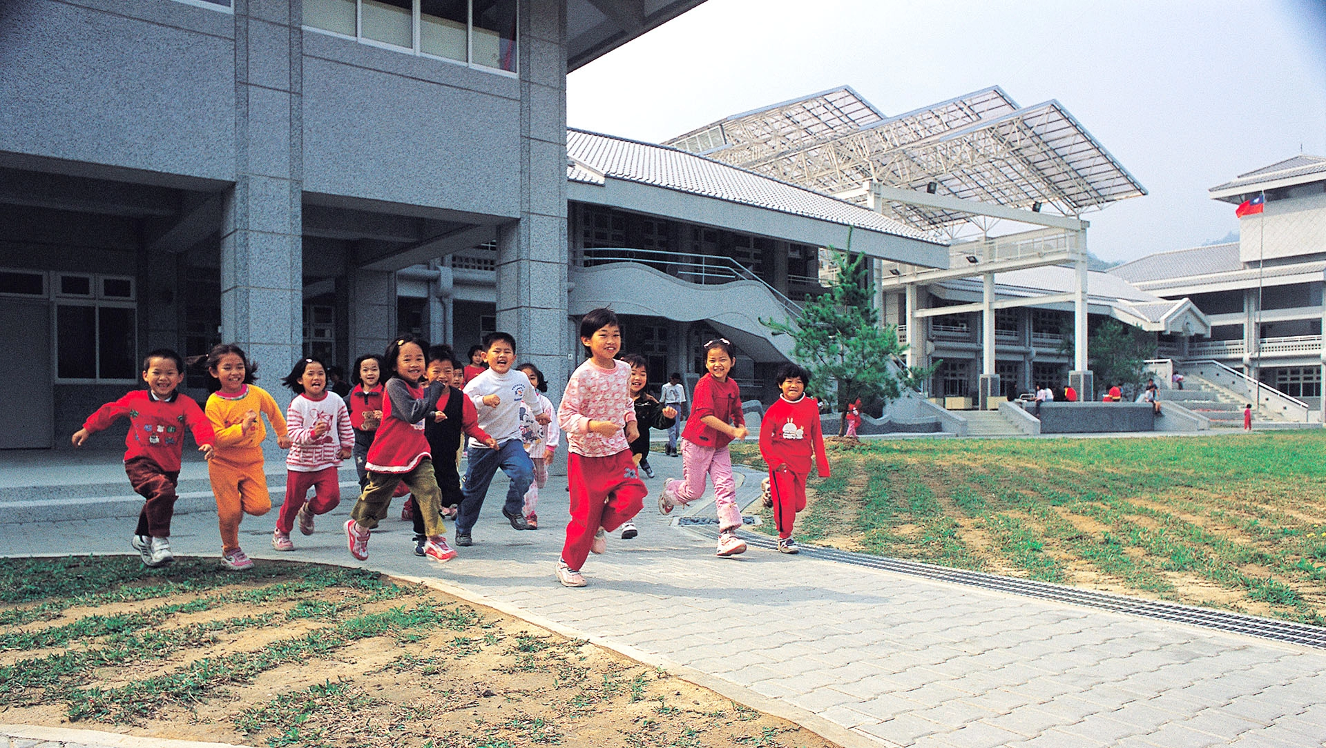 教育部委託11所學校援建、慈濟再認養40所學校重建，總計51所希望工程學校援建於2004年全數完成。