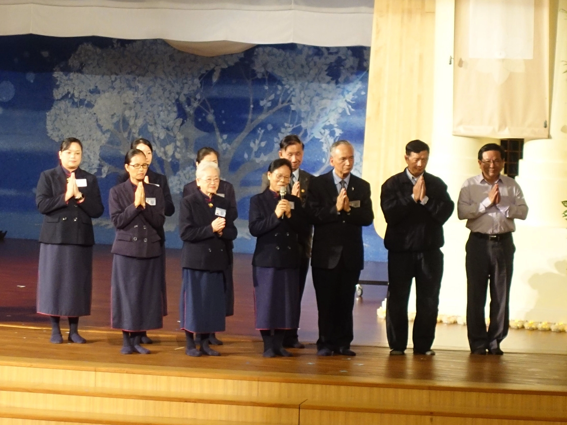 前南投國小校長蔣碧珠(拿麥克風者)、前炎峰國小校長許昆龍(前排右三)，為了回饋來自各方的愛心，在退休後全心投入志工服務。