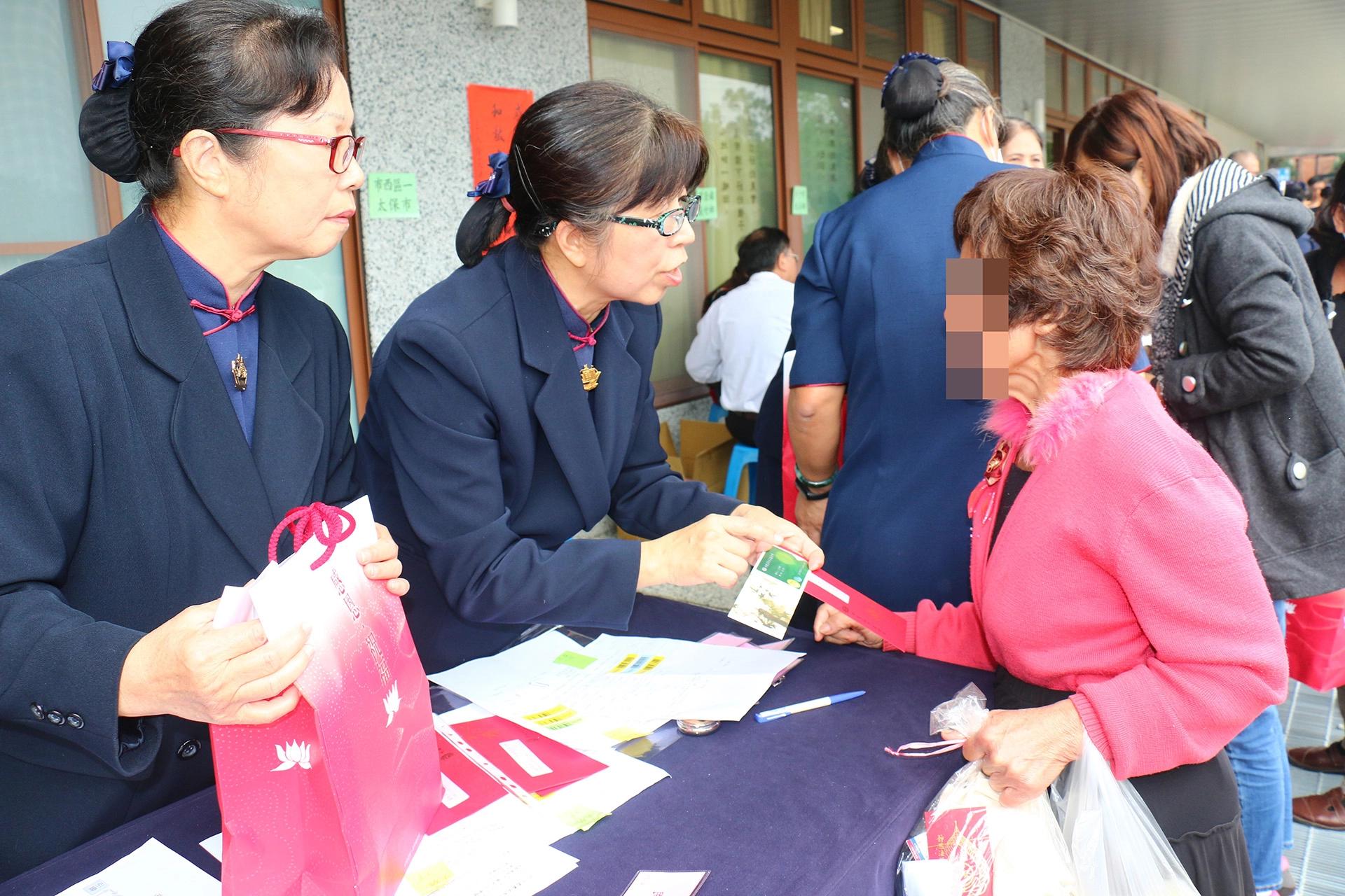 2019年1月嘉義聯絡處舉辦冬令發放暨歲末圍爐活動，邀請照顧戶前來慶團圓，提前感受農曆新年的溫馨氣氛。為了更貼近照顧戶的實際需求與使用方便，有別於往年，轉而採用「物資卡」的方式，志工細心地介紹物資卡。