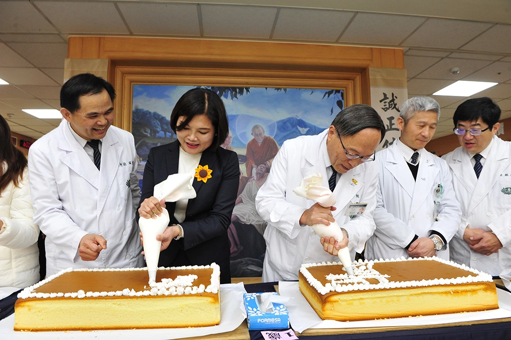 斗六慈濟醫院特別準備慶生蛋糕在大廳一字排開，合心協力在蛋糕上以奶油擠上斗六慈濟醫院「一歲生日快樂」，在熱烈的掌聲中，期待雲林更完善的醫療服務。