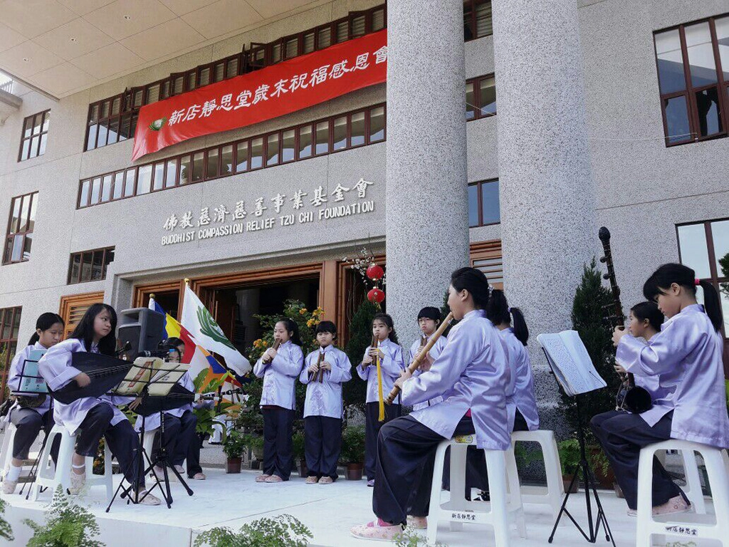 慈濟基金會持續在全臺各道場舉辦歲末祝福感恩會，1月4日、5日在新店靜思堂，廣邀社區社會大眾蒞臨參加。
